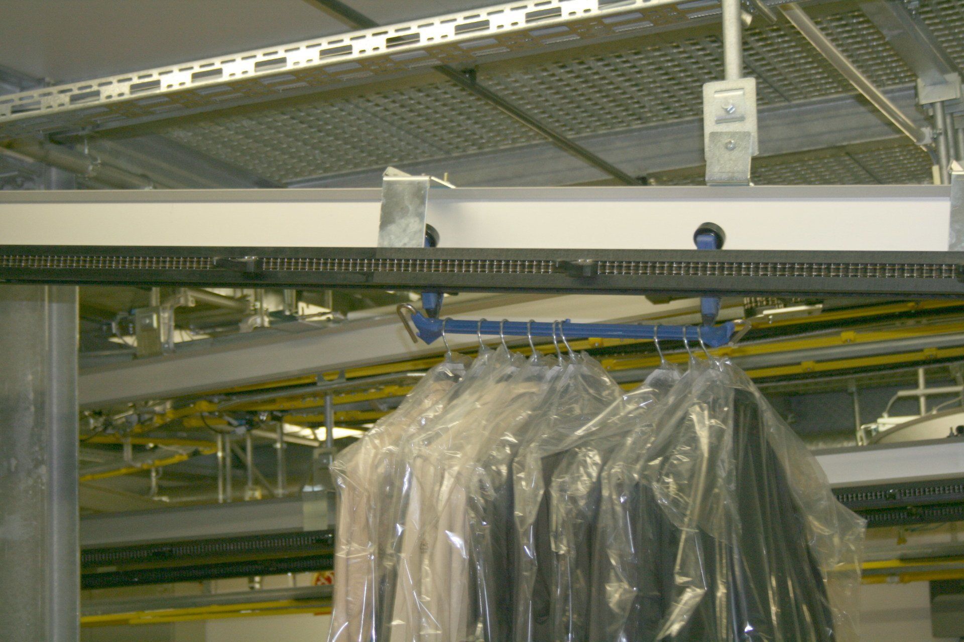 Convoyeur aérien à taquet pour transfert trolley sur barre de la zone de stockage à la zone expédition