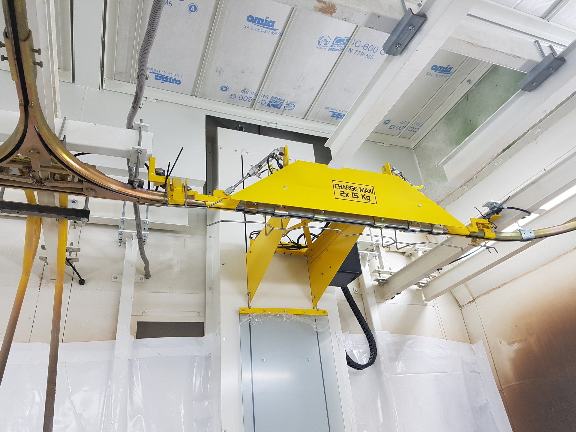 Station de levage avec rail escamotable pour transfert des pièces après traitement