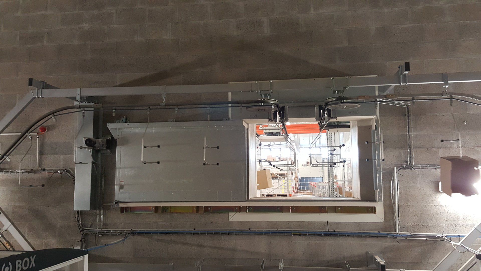 Convoyeur aérien à corde avec porte coupe-feu solution breveté sans rupture de la corde