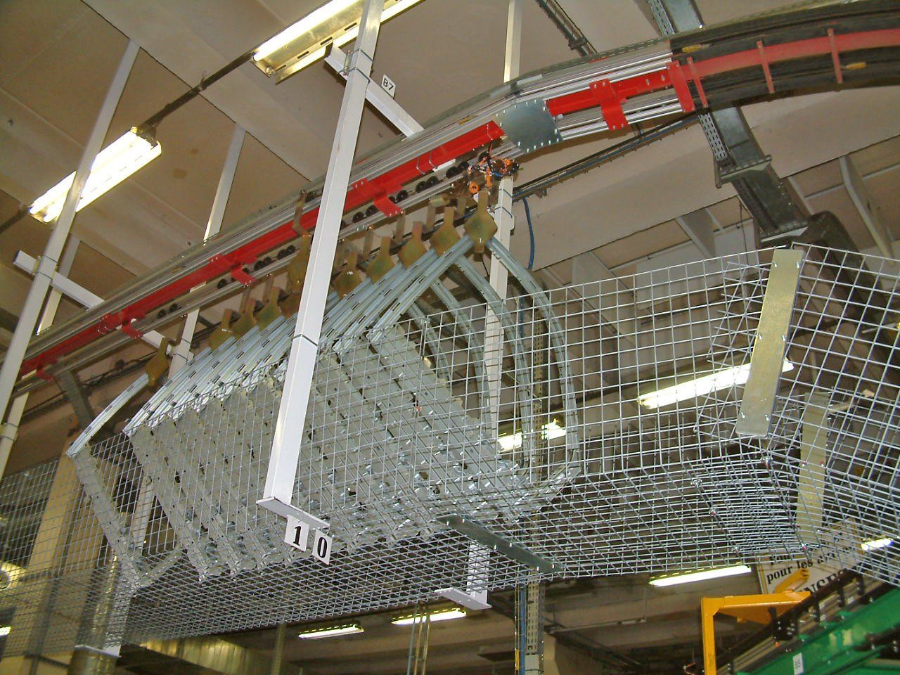 Convoyeur à cliquet pour accumulation des pièces en zone de stockage et mise à disposition à l’unité à la demande