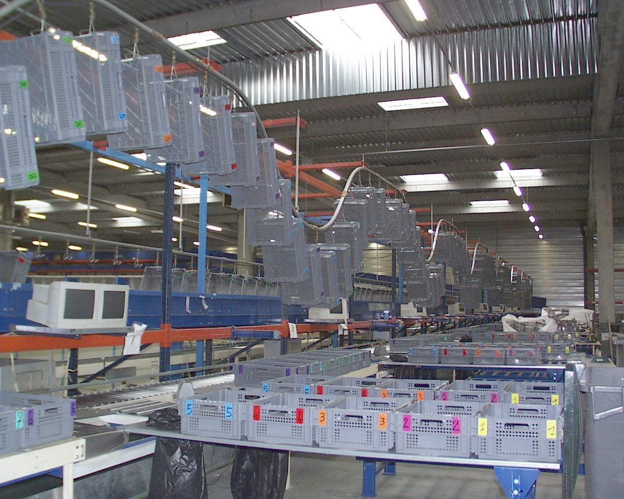 convoyeur bac carton logistique