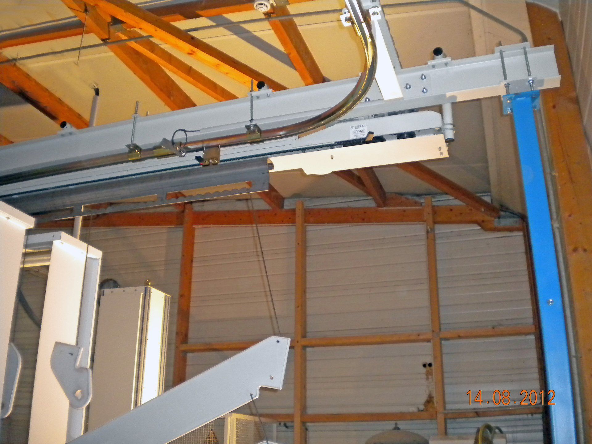 Manutention aérienne convoyeur à chaîne satellite pour le transfert des pièces en cabine de traitement