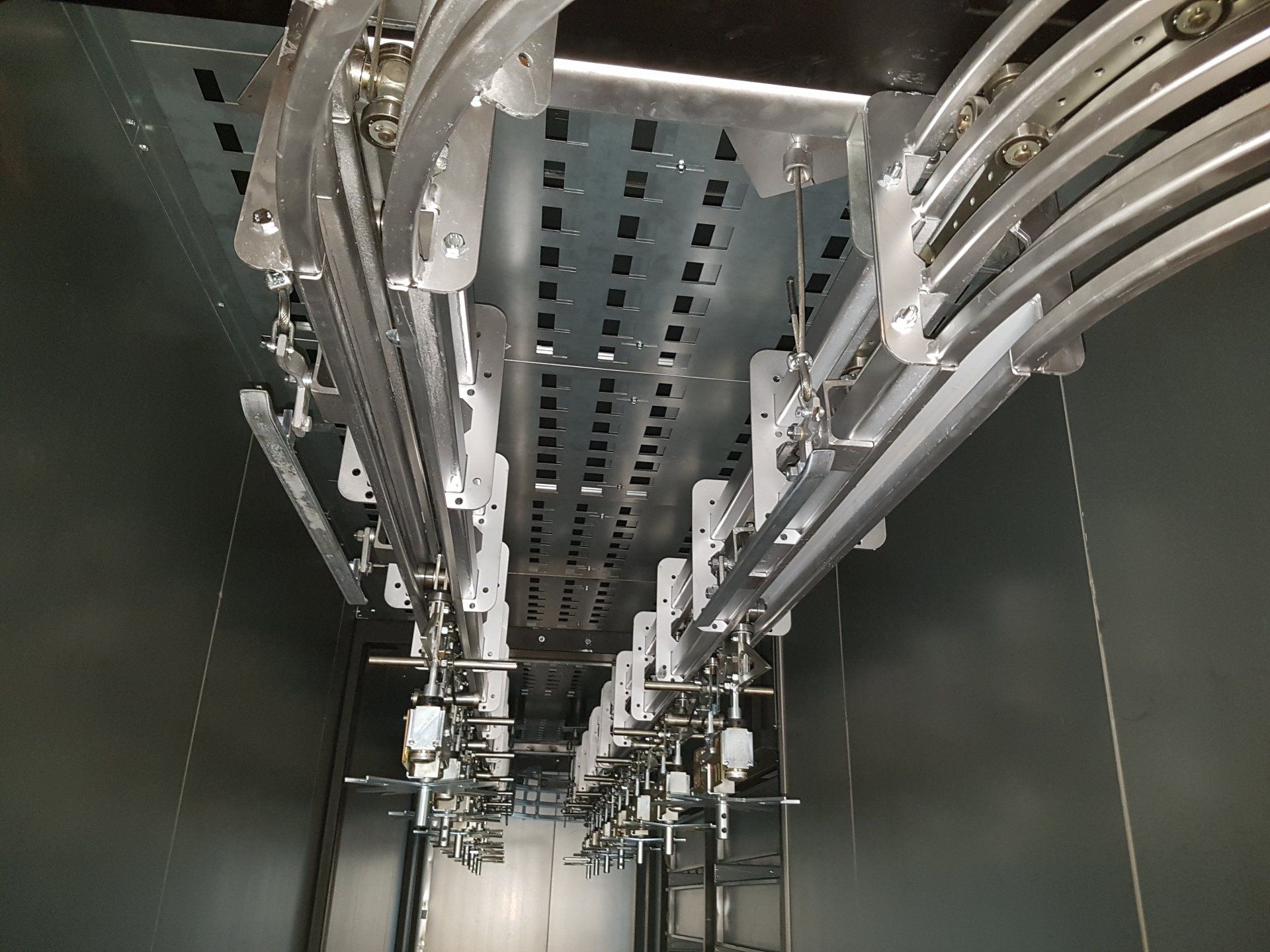 Convoyeur motorisé à chaine monorail ou bi rail. Convoyeur motorisé à chaine monorail ou bi rail.