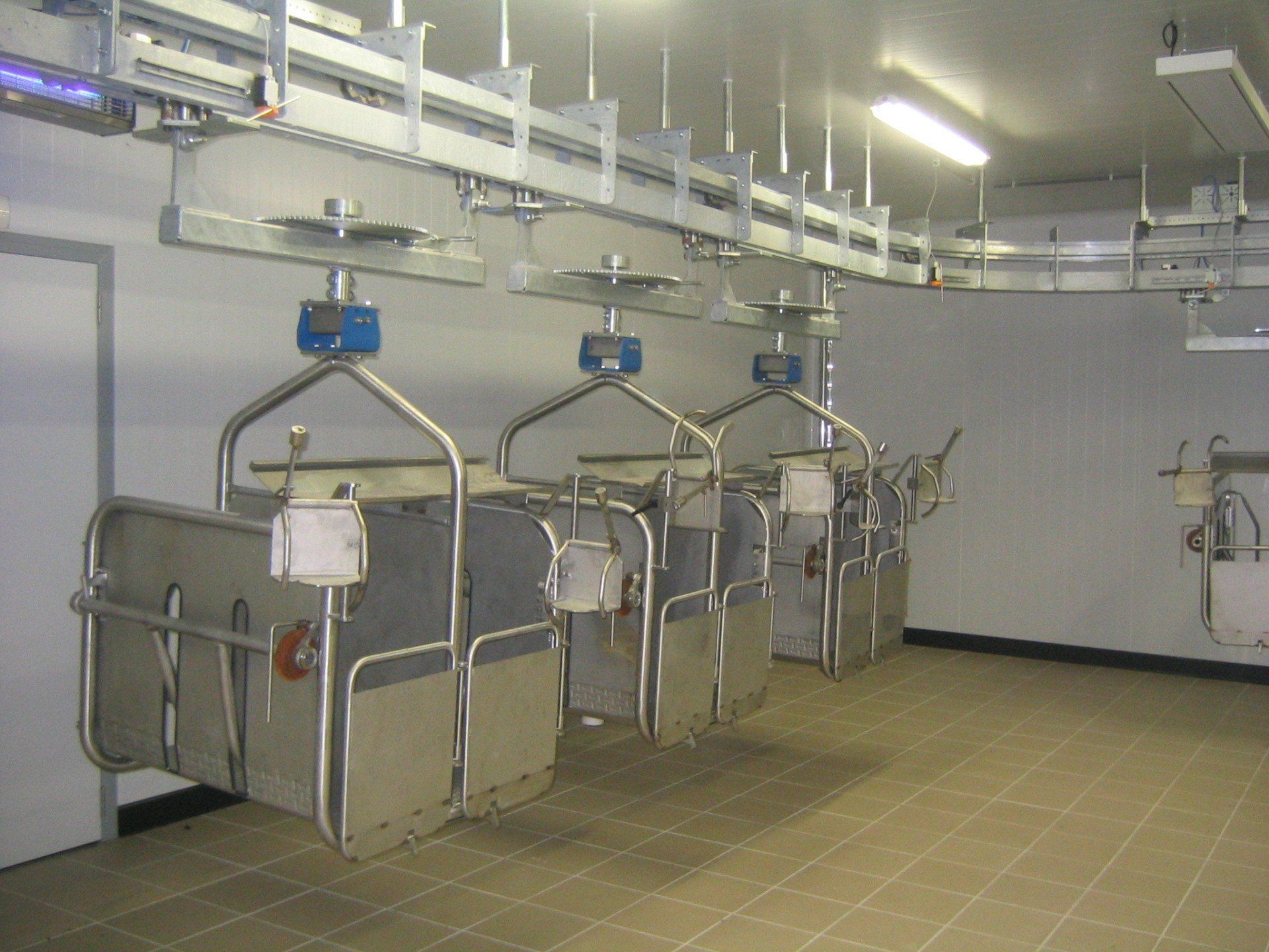 Convoyeur bi-rail pour secteur vétérinaire, convoyeur motorisé avec système balancelle rotative