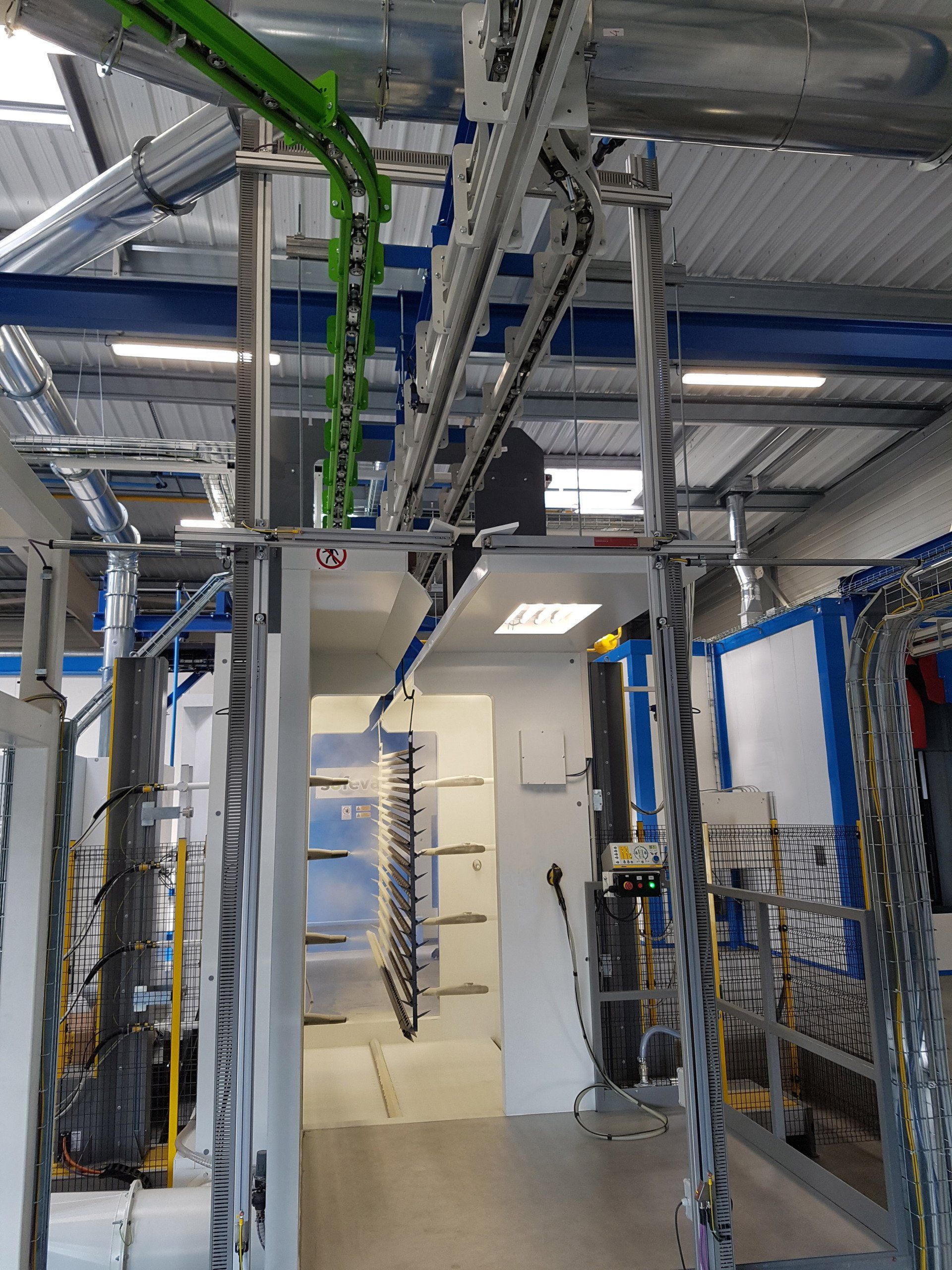 Aménagement ergonomique poste de travail en cabine de peinture convoyeur aérien à chaîne