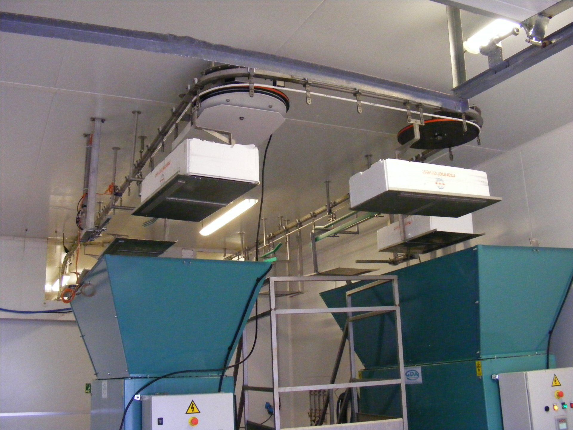 Déchargement automatique par balancelle de caisses polystyrène multiformat vers compacteur