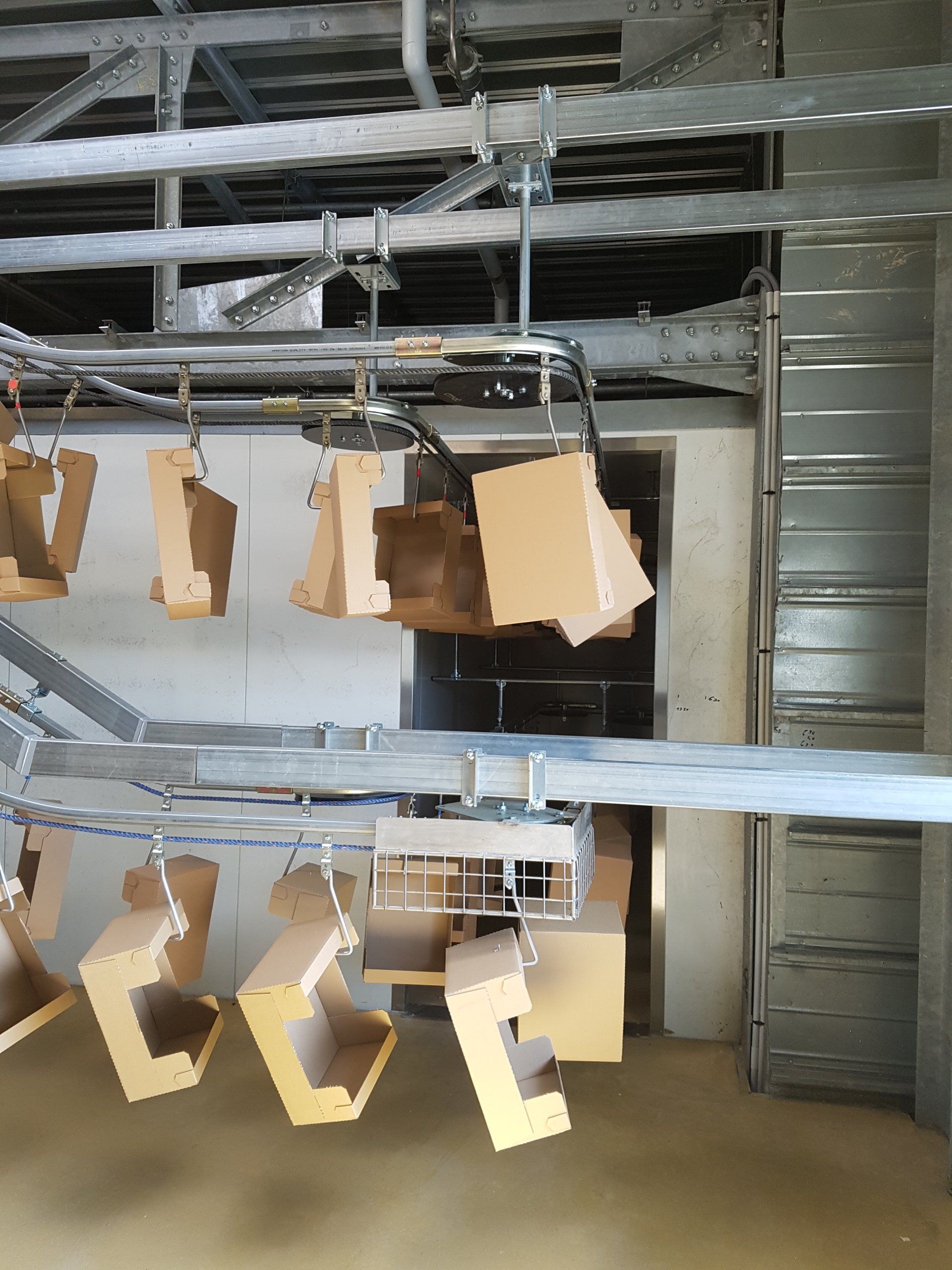 Carrousel aérien pour carton, aménagement des combles et zone de stockage emballage pour gain de place au sol, circuit continu multi niveaux