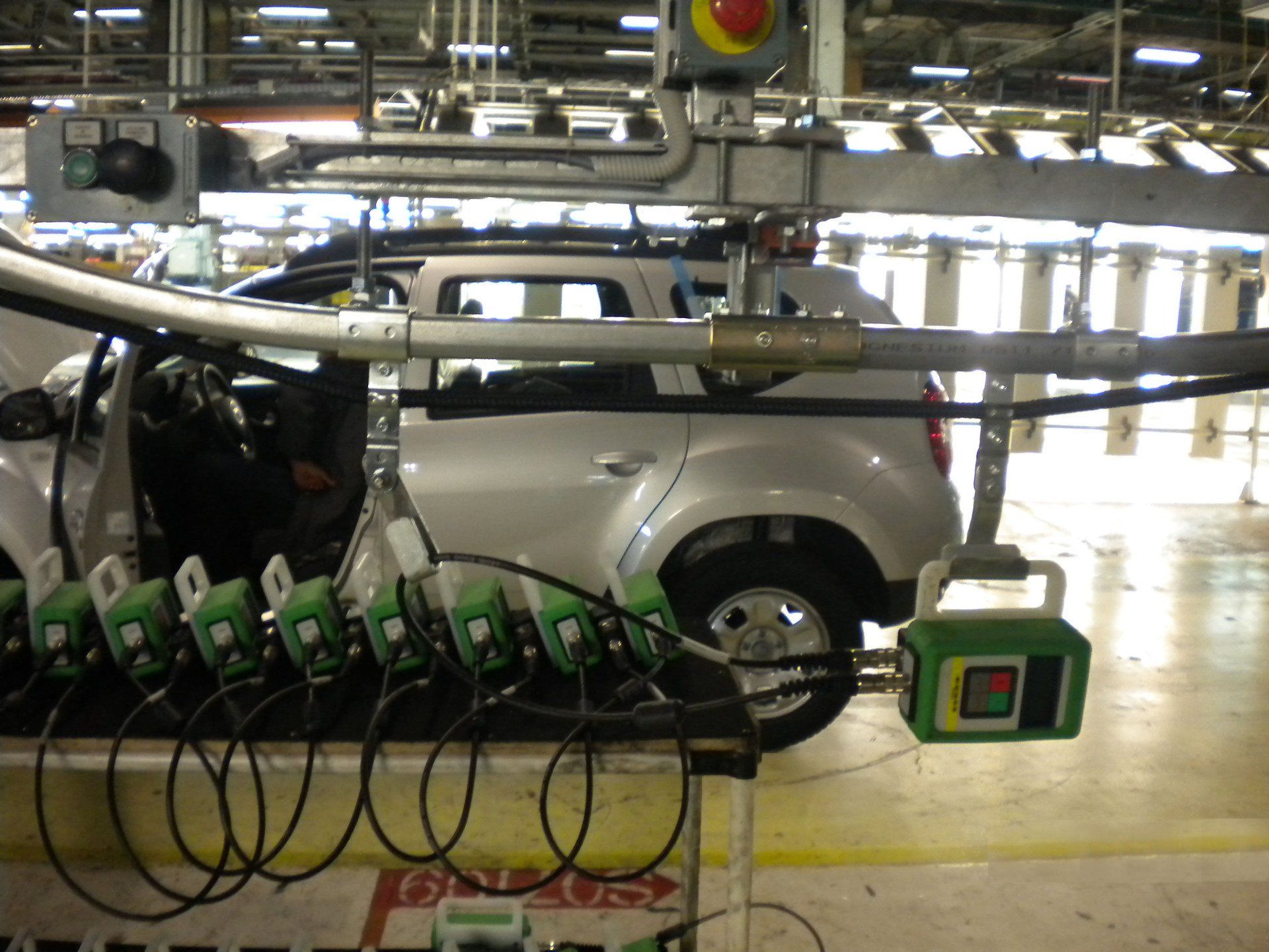 Convoyeur aérien à corde pour le transfert poste à poste des boitiers de contrôle