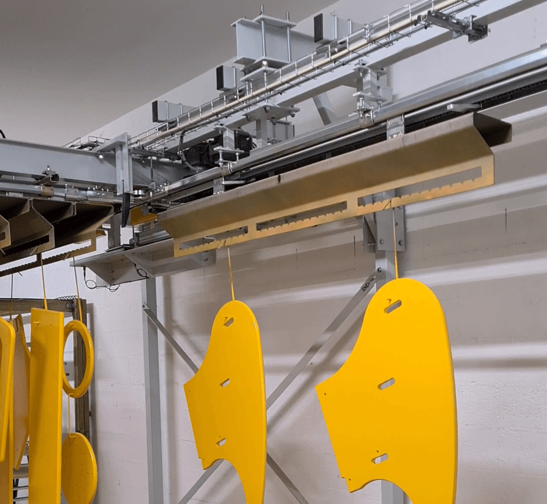 Convoyeur aérien à taquet de transfert de zone peinture à zone de stockage sur palonnier