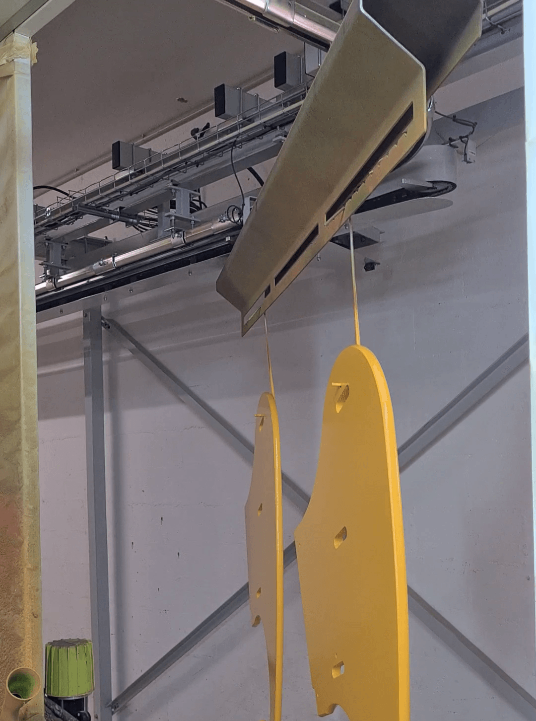 Convoyeur satellite à doigt pour le transfert de la zone peinture à la zone de stockage