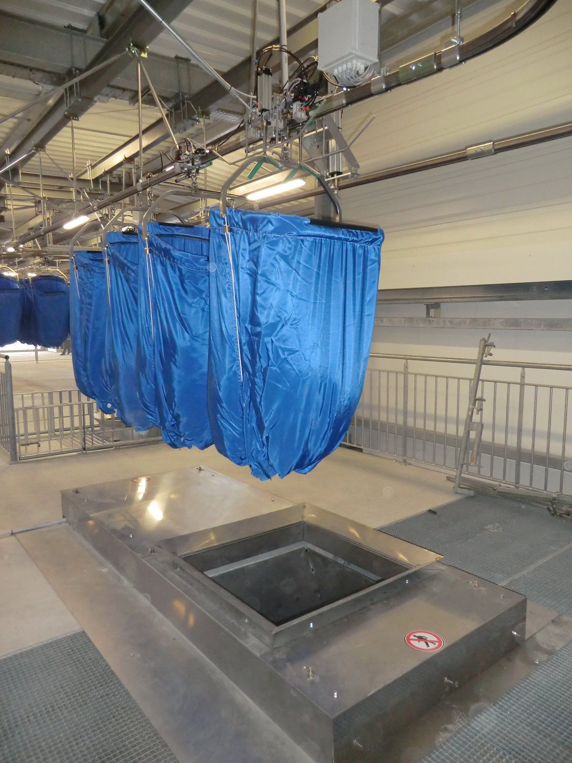 Goulotte blanchisserie pour laveuse, ouverture automatique des toiles pour déchargement en machine