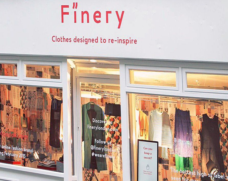 Convoyeur aérien sur pied pour animation temporaire de lancement ligne de vêtements