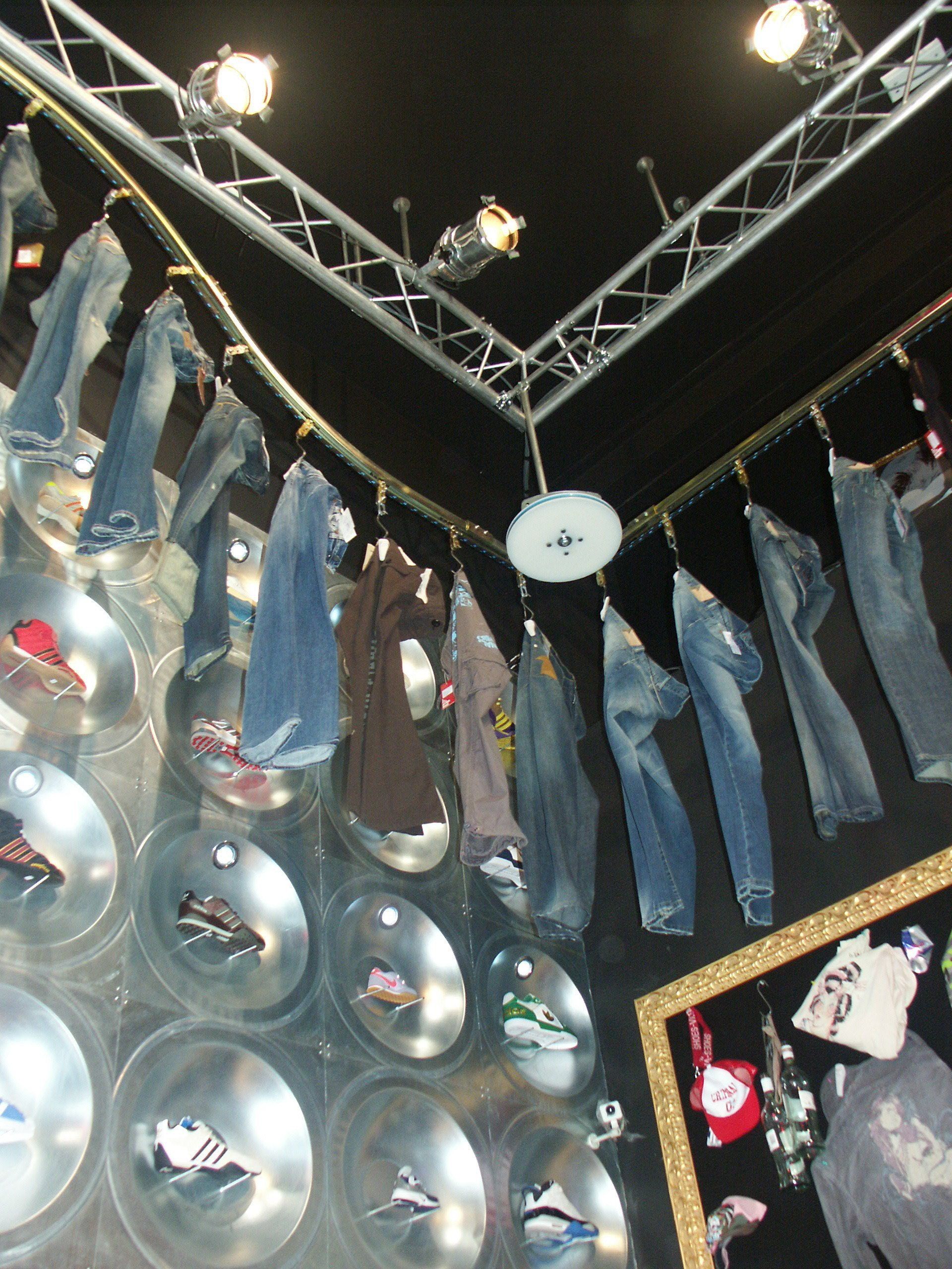 Convoyeur à corde, portant vêtements dynamiques, reprise du monorail sur la structure du local, libérant ainsi l’espace au sol.