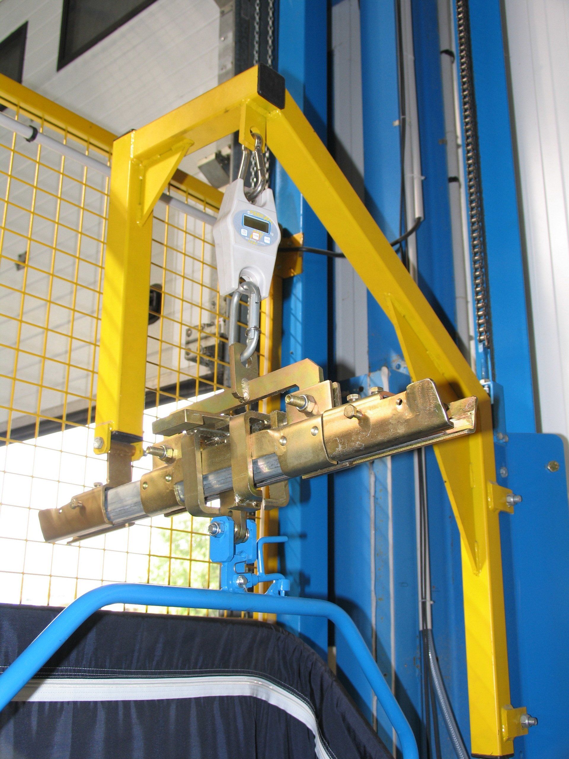 Elévateur avec système de pesée digital, rail escamotable pour transfert des arceaux d’une ligne à une autre