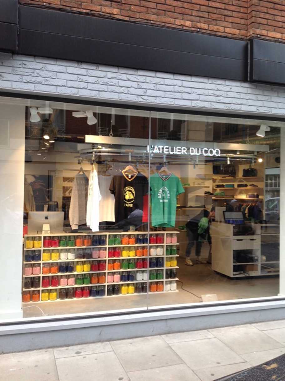 Agencement de vitrine convoyeur aérien à corde