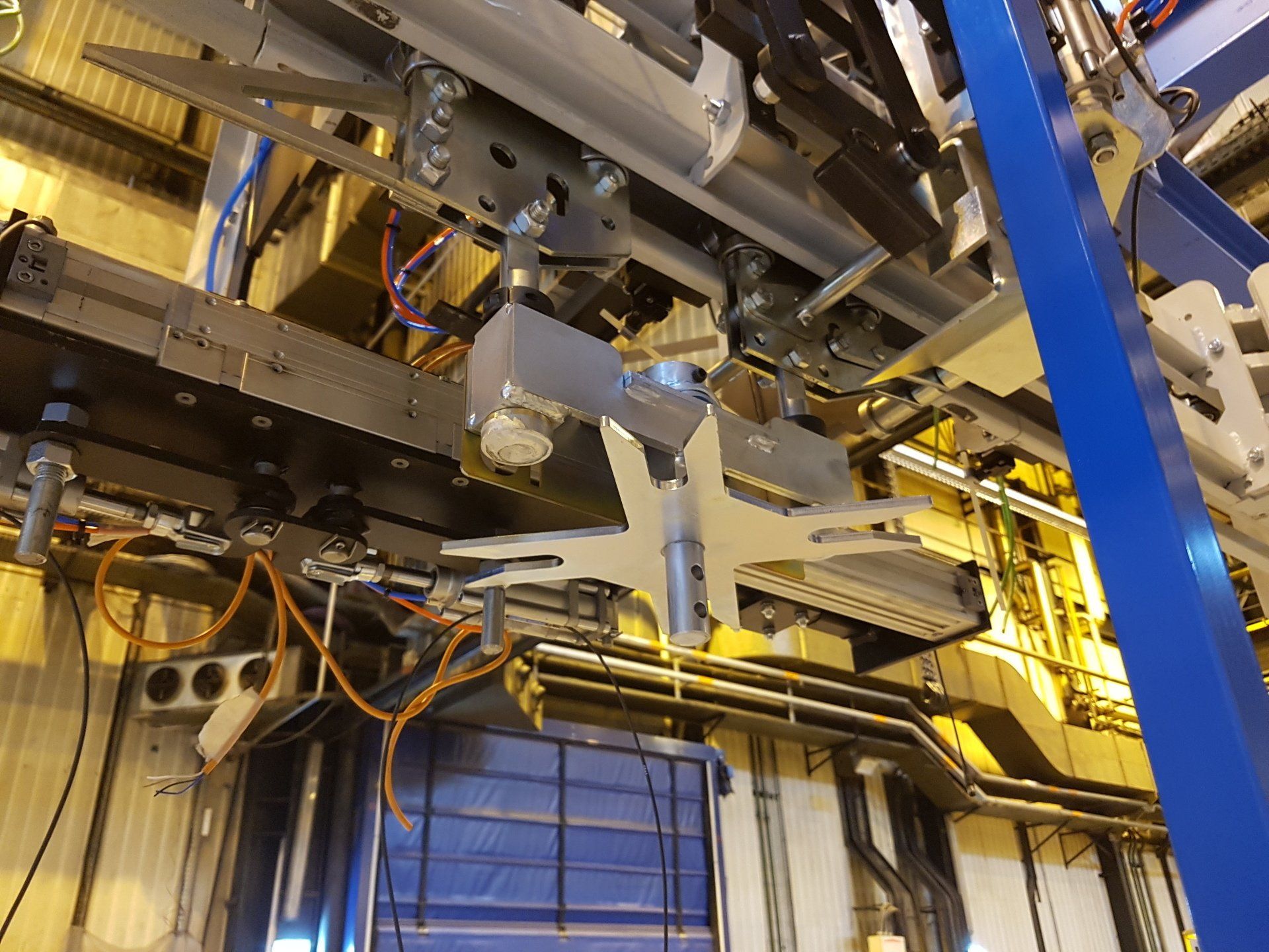 Système d’orientation automatique pièces, convoyeur aérien