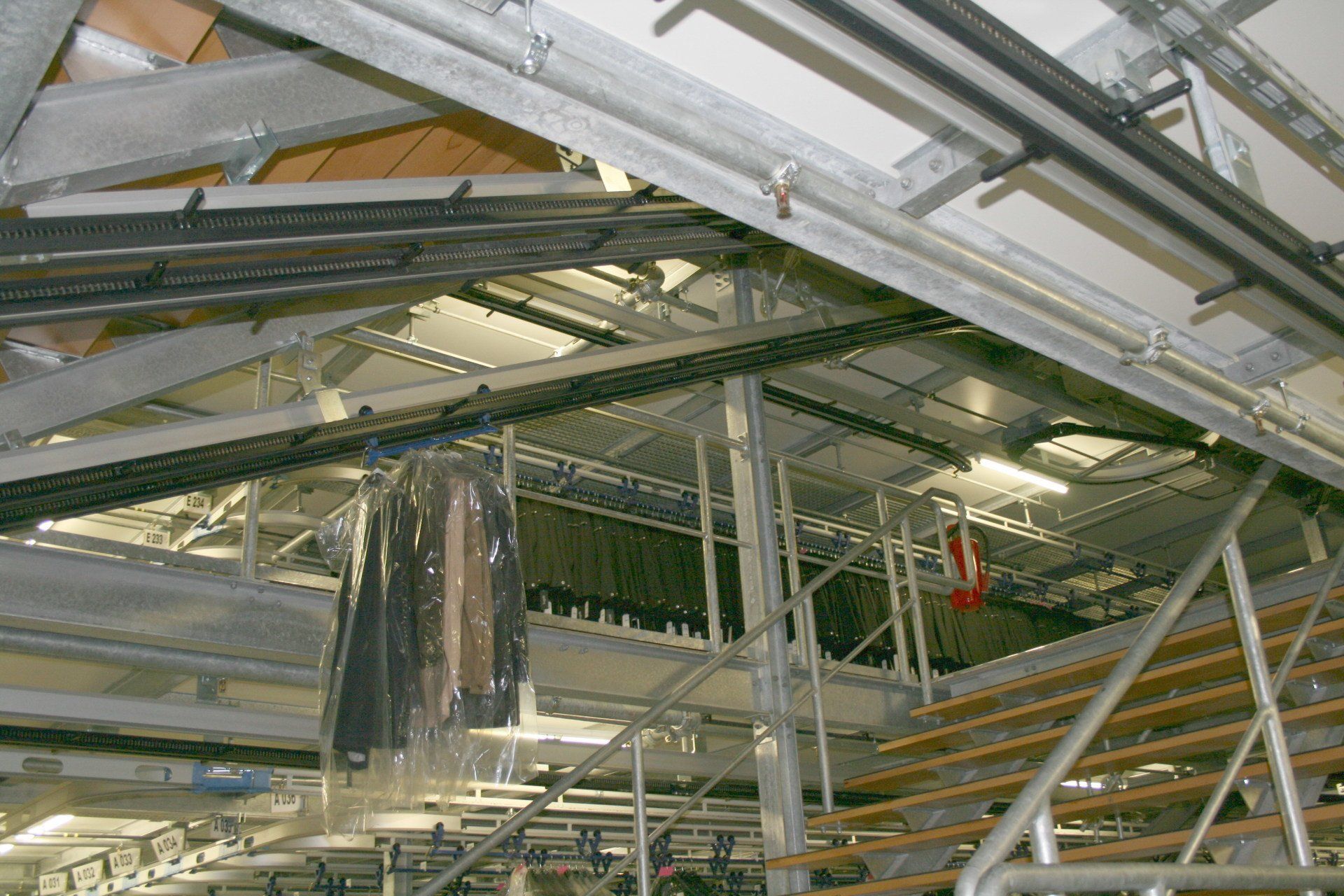 Elévateur, descenseur trolley, convoyeur aérien blanchisserie sur monorail