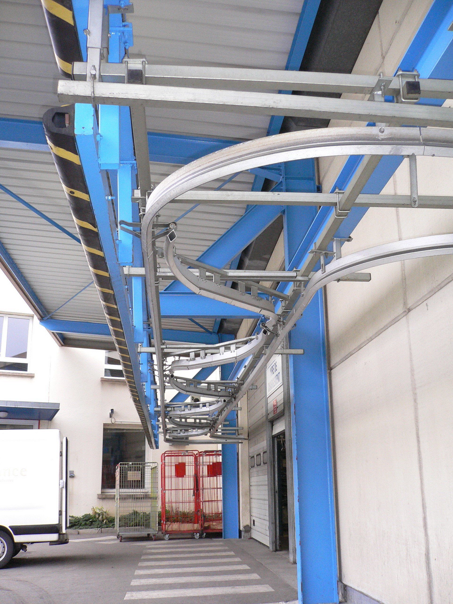 Aménagement quai de chargement navettes blanchisserie, monorail aérien pour trolley sur barre