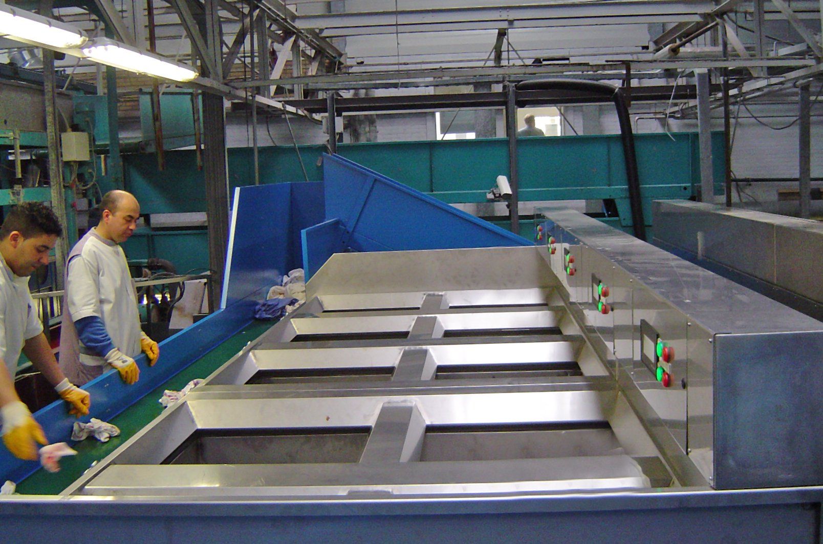 Décrochage automatique des sacs de linge vides, plateforme de tri du linge tapis et cadres de comptage