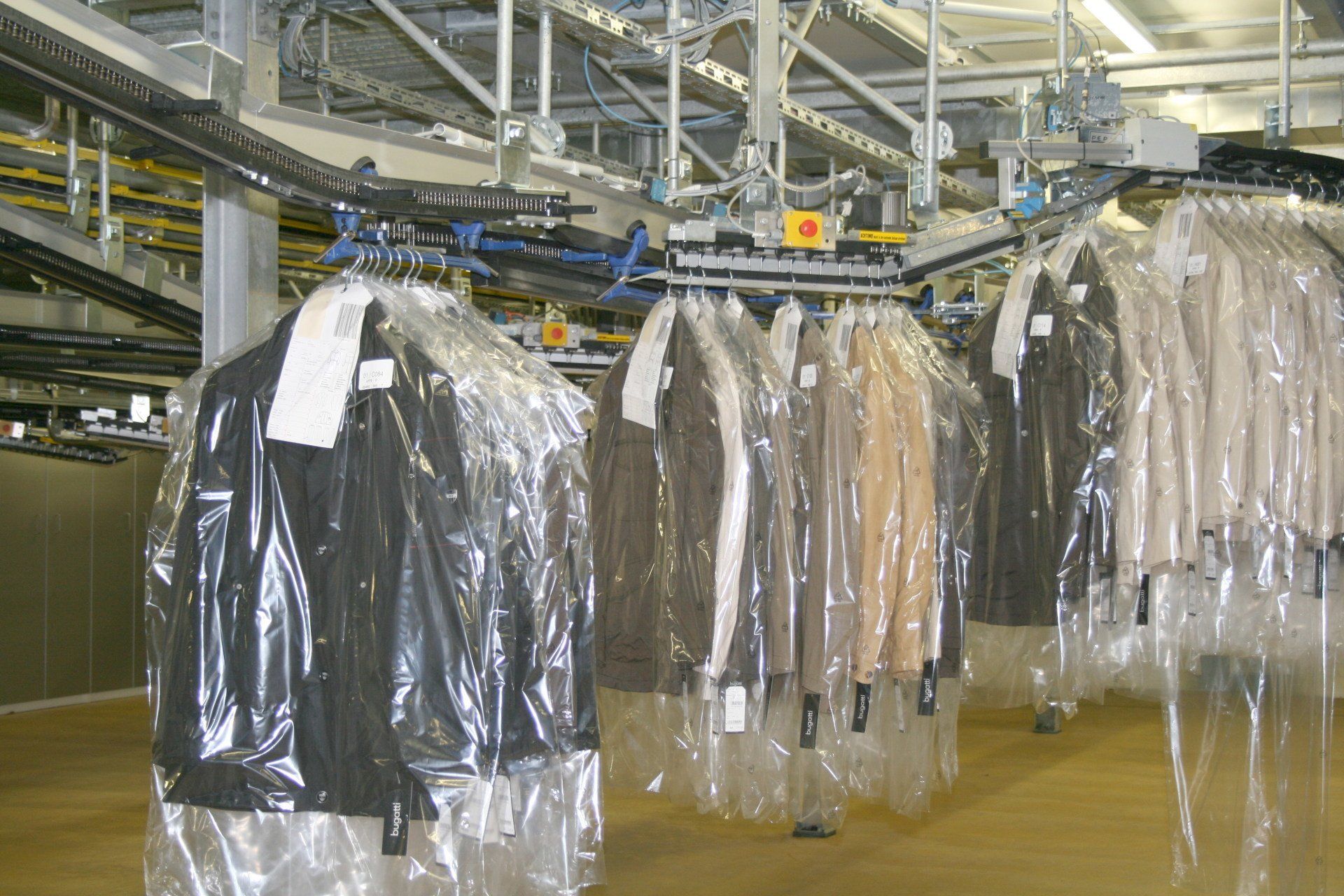 Chargement automatique des cintres sur trolley, préparation de commande pour zone expédition