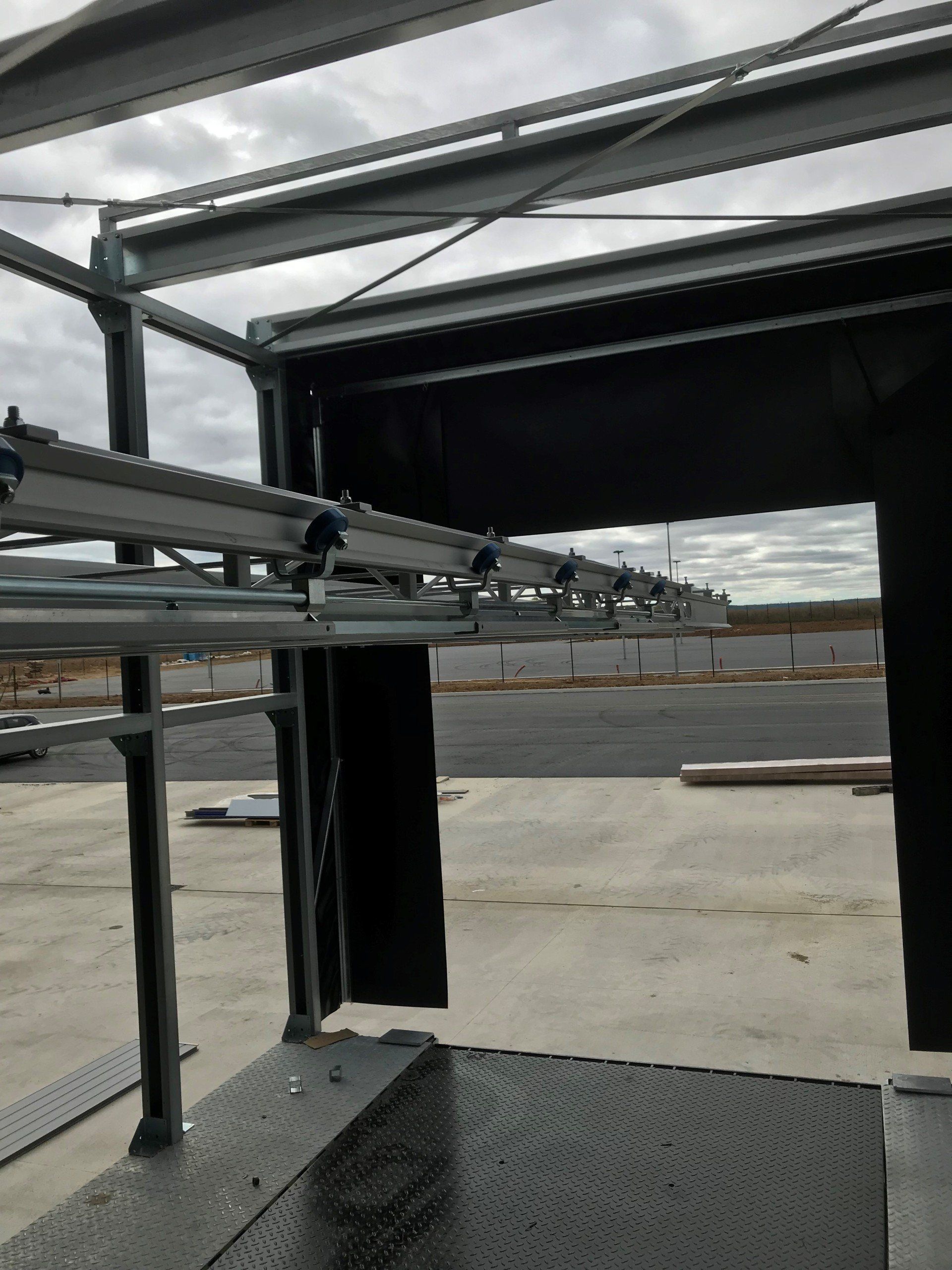 Convoyeur aérien télescopique pour nappe expé connexion jusqu’au quai de chargement navettes