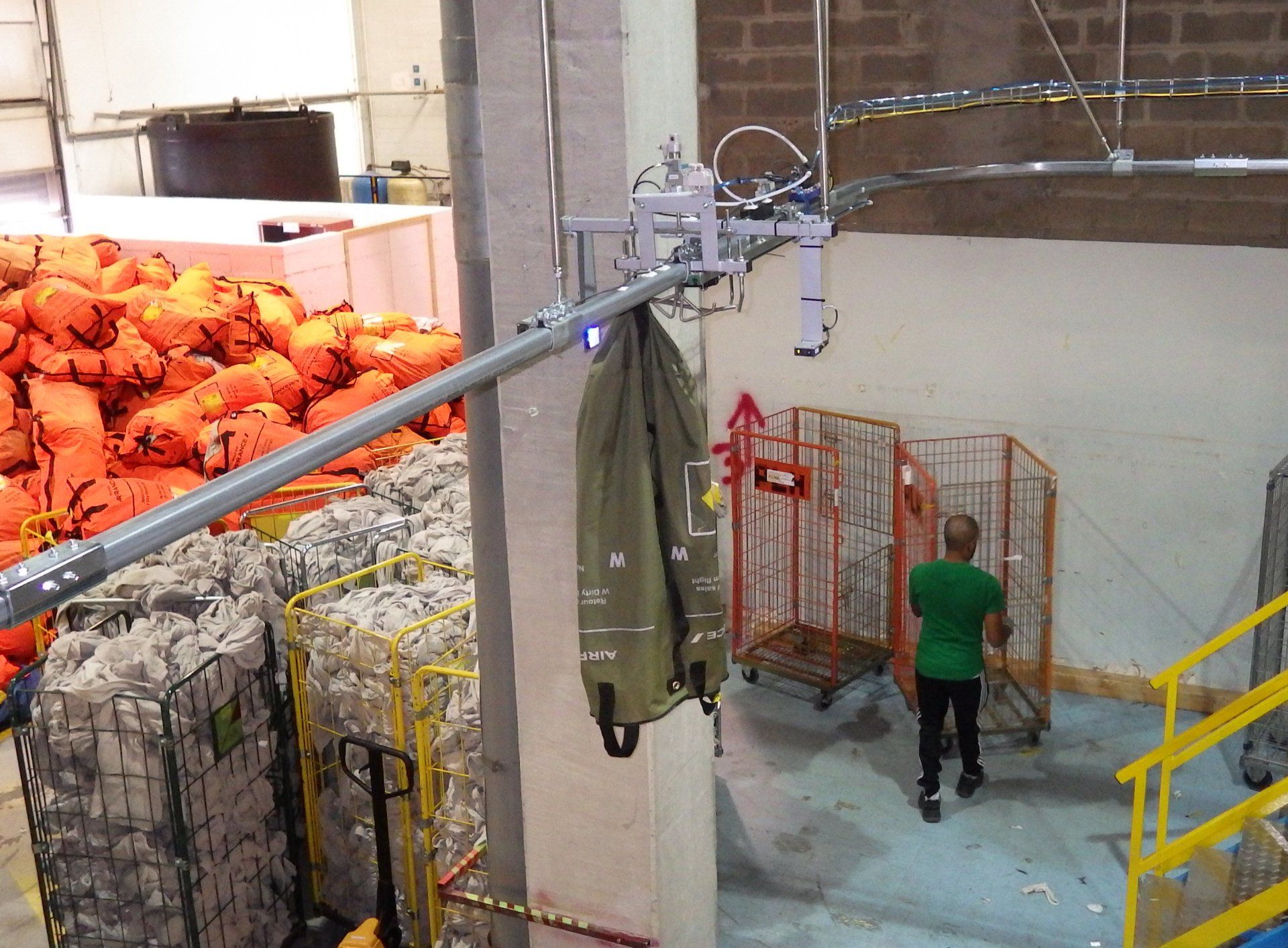 Décrocheur de sacs vide pour convoyeur aérien monorail