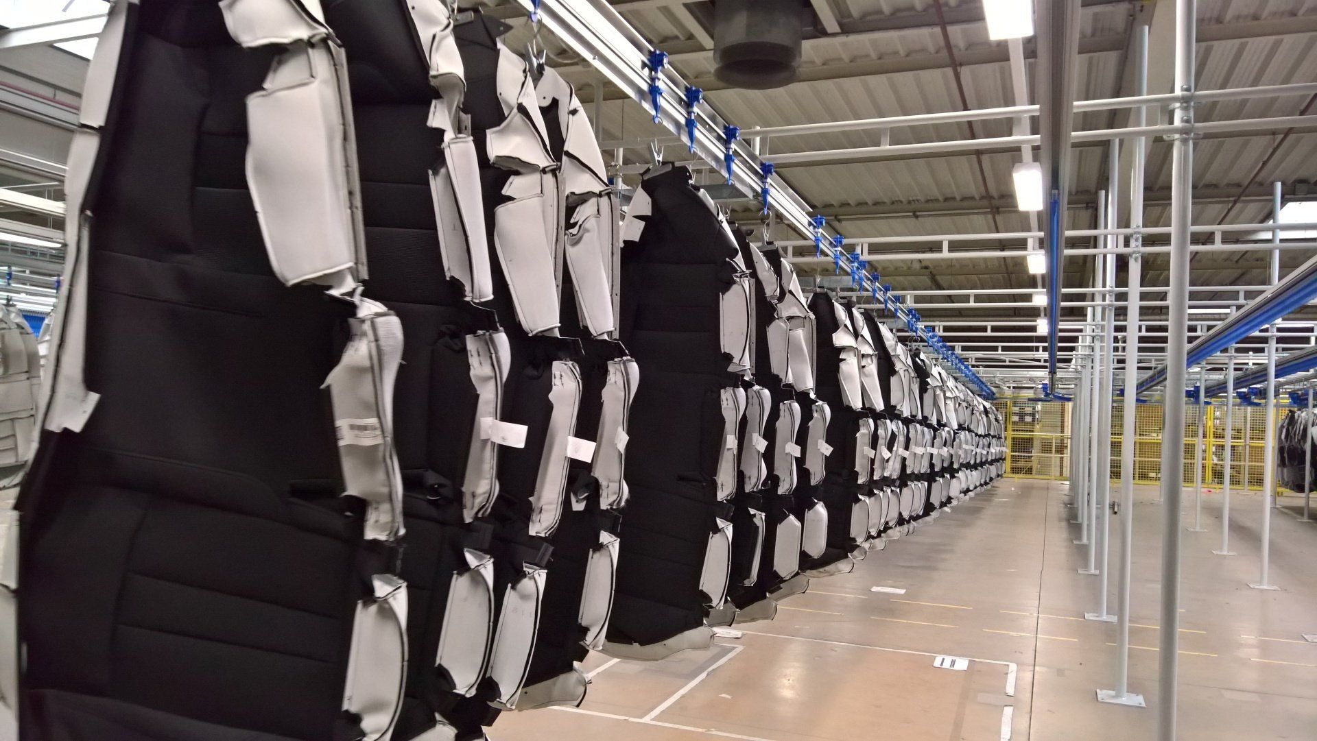 Convoyeur aérien de transfert pour le stockage de housses automobile, monorail aérien