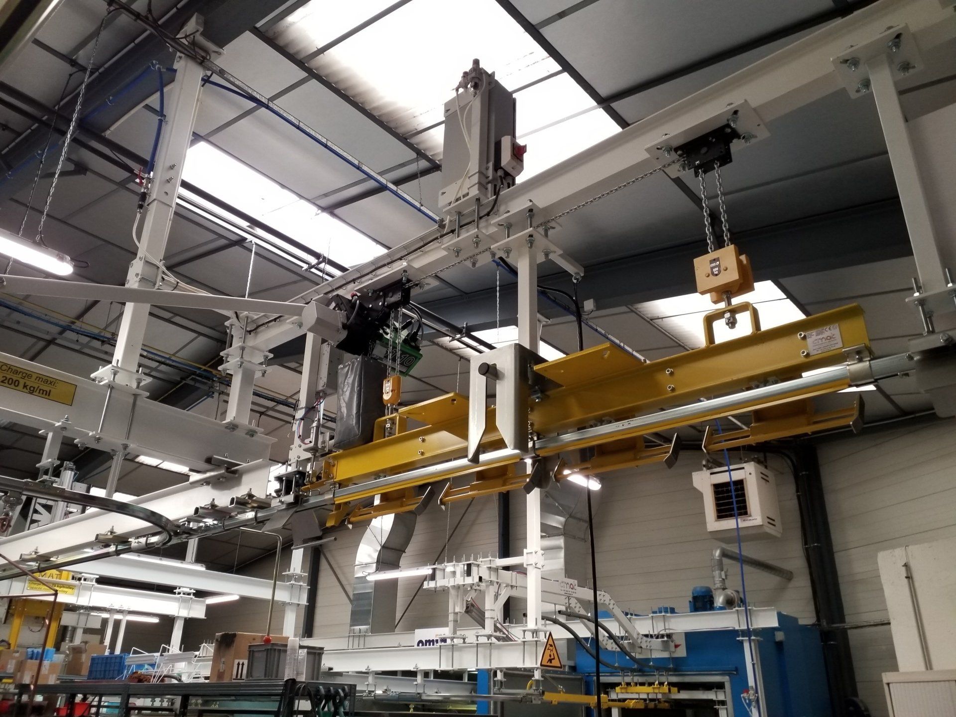 Convoyeur aérien manuel pour le transfert de charges avec station élévatrice pour mise à niveau