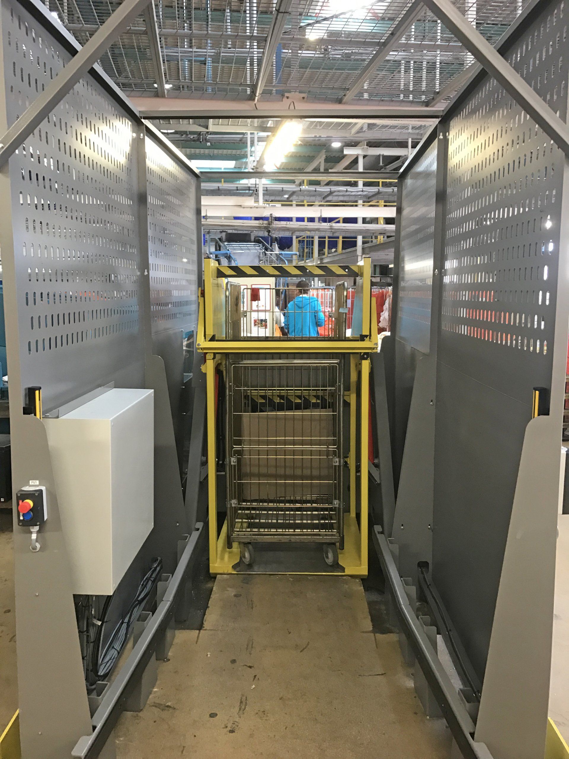 Gestion du linge en blanchisserie système de basculement automatique des chariots multiformats