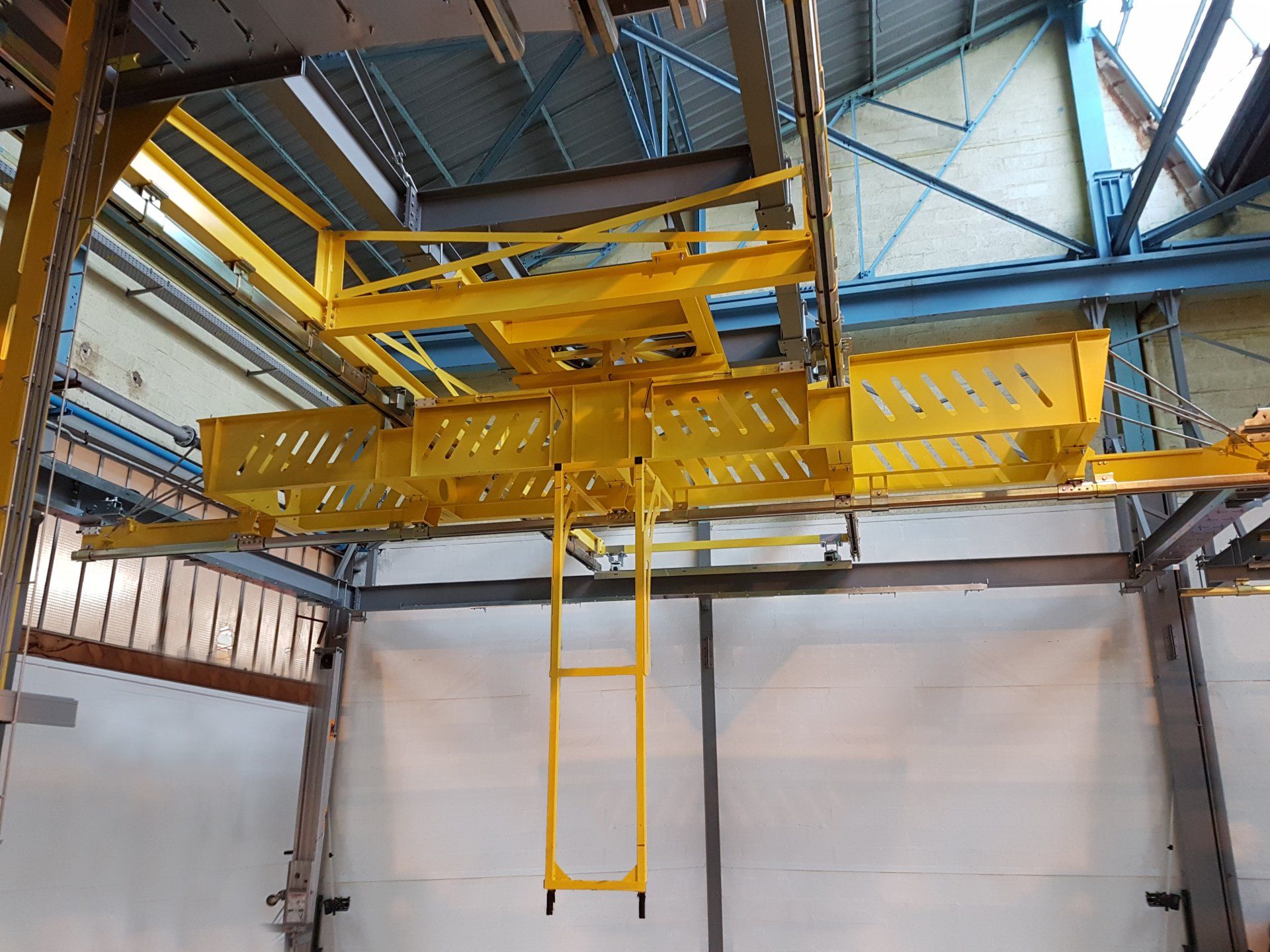 Transbordeur rotatif multidirectionnel pour charges lourdes et volumineuse, axe de rotation, transfert sur monorail aérien des pièces