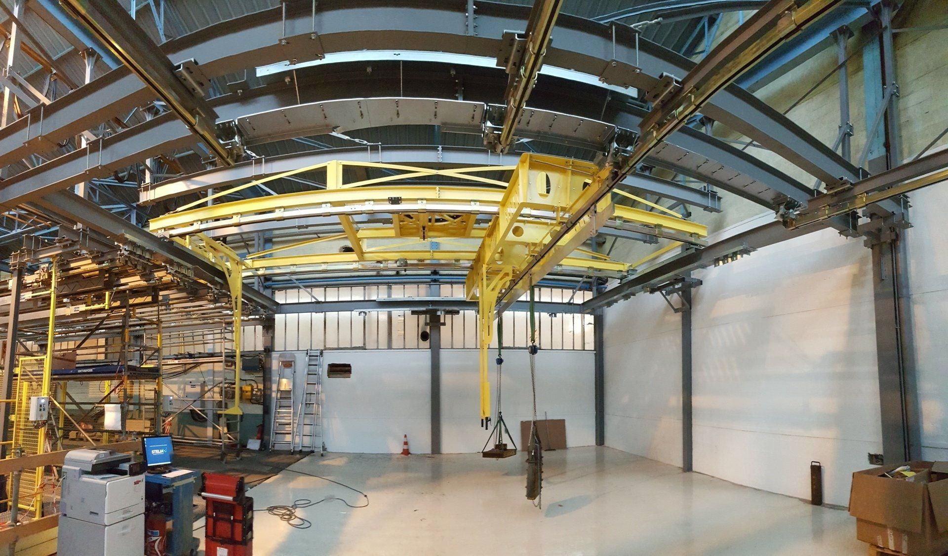 Convoyeur aérien manuel pour le transfert de charges par transbordeur rotatif