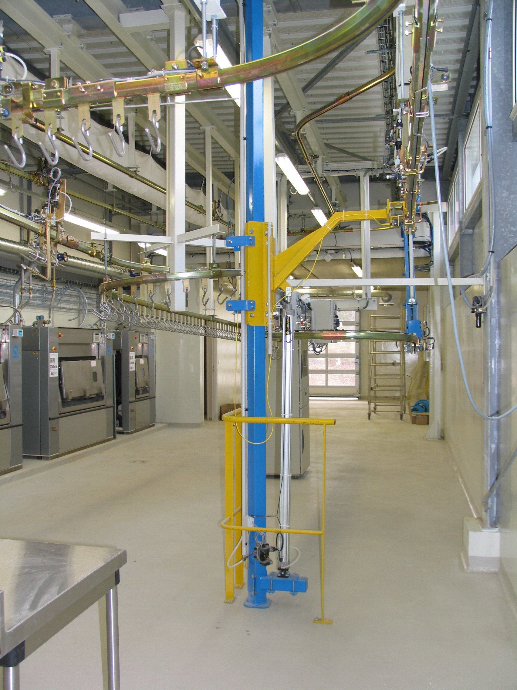 Elévateur 1 mât pour sacs de linge, convoyeur aérien avec crochets