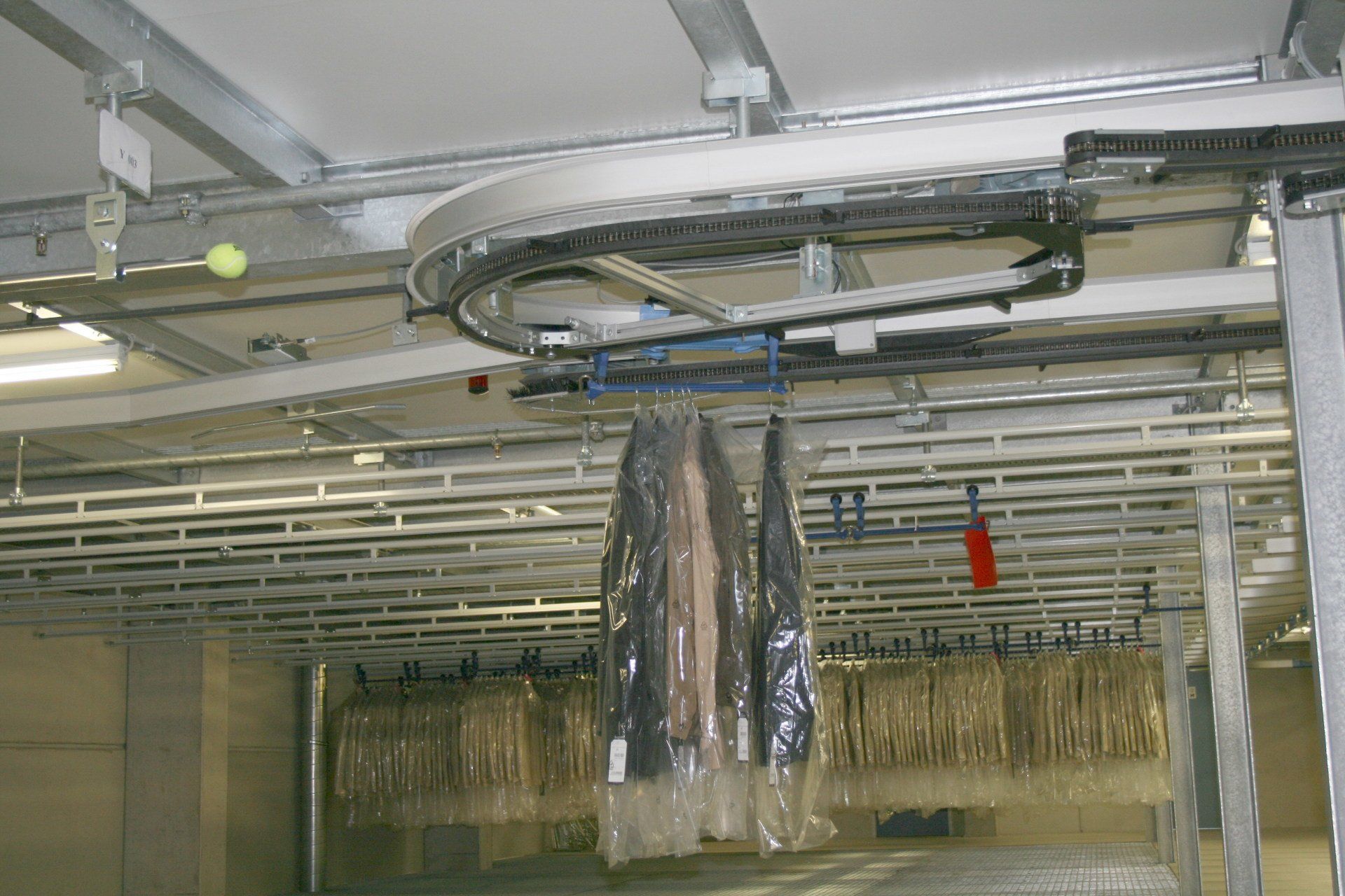 Convoyeur satellite à taquet pour entraînement trolley avec vêtement sur cintre