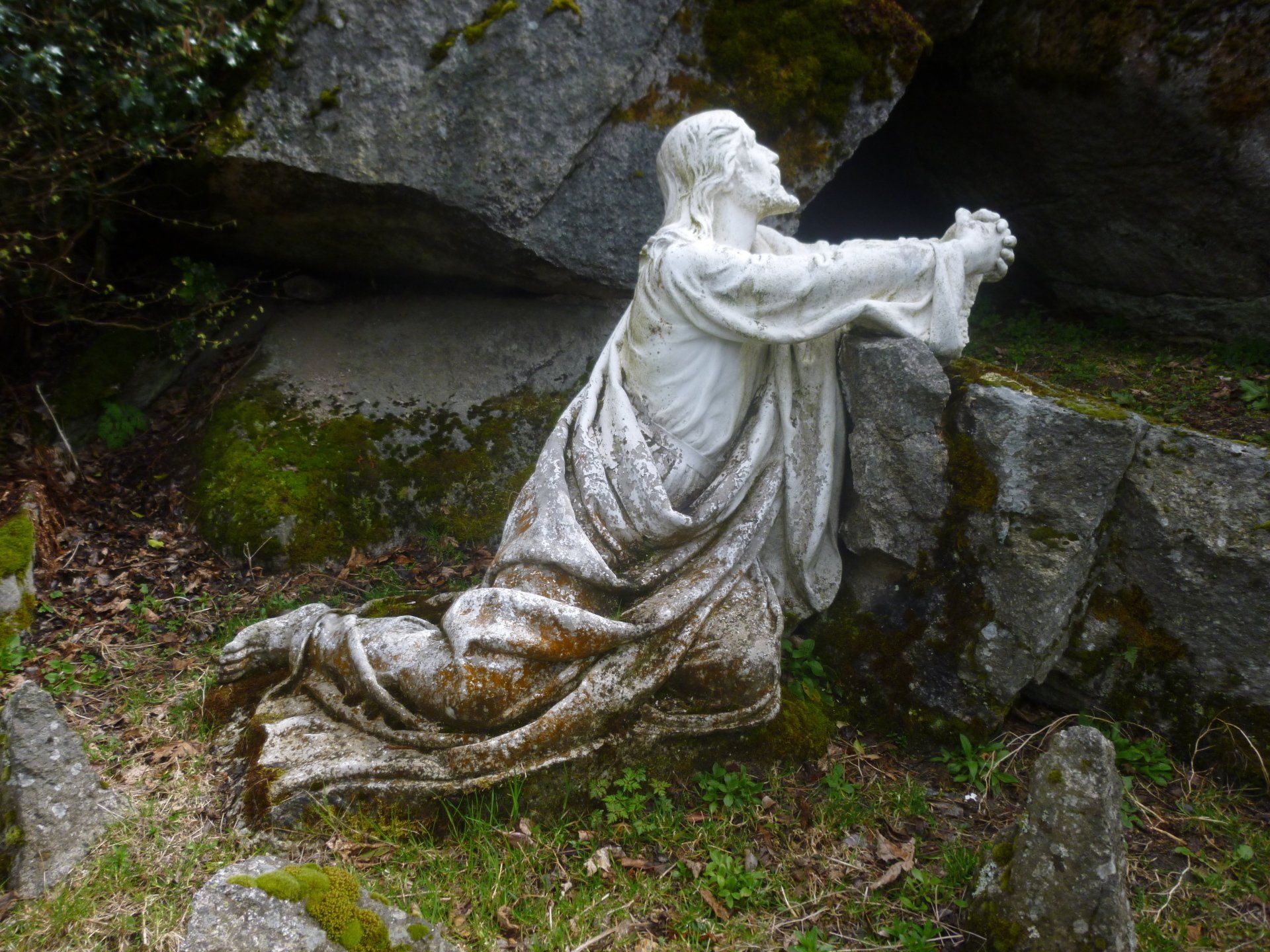 Statue de la Madeleine et Christ en agonie à Notre-dame de l'hermitage