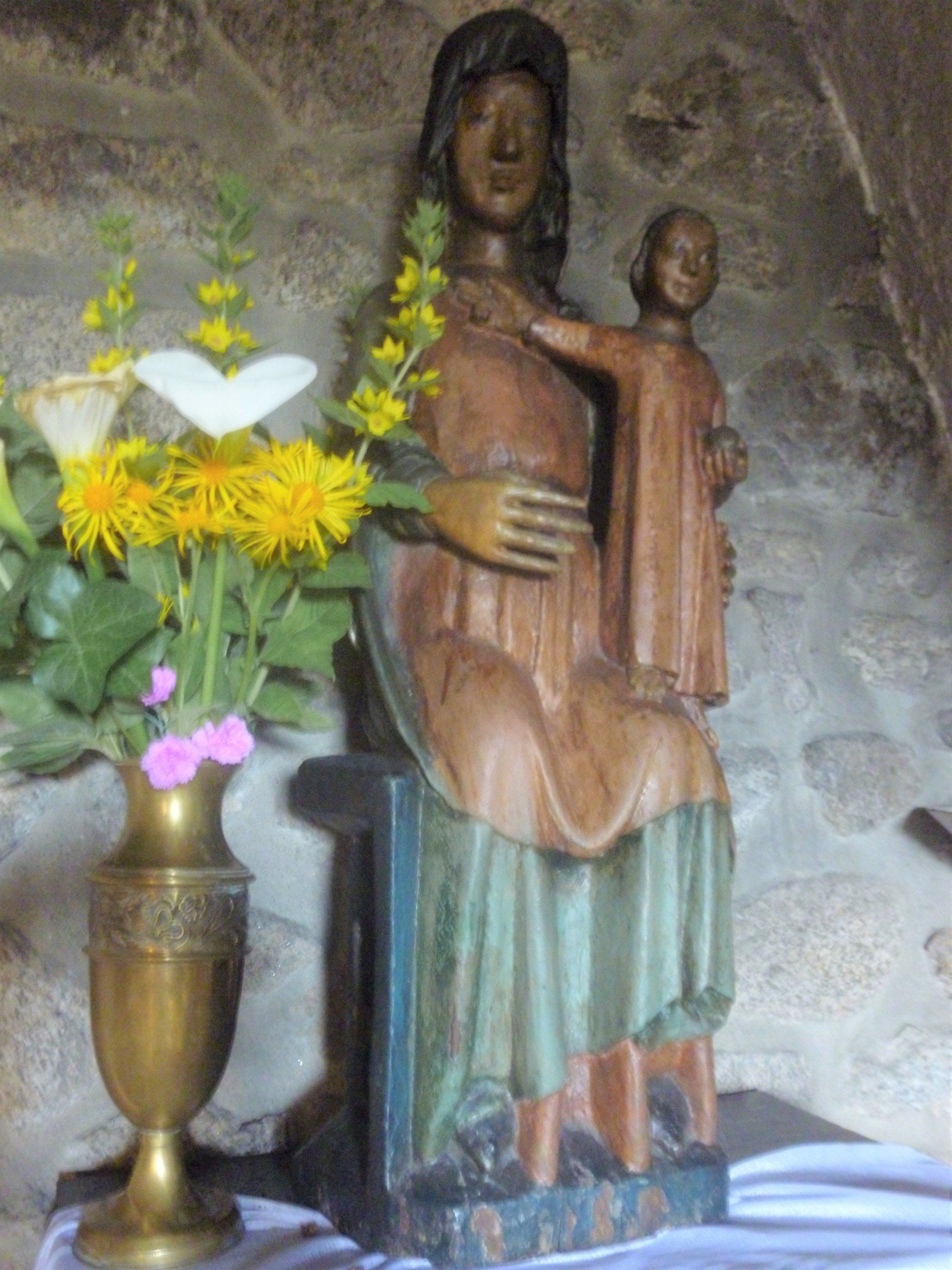 la Vierge romane fin XIIé siècle Notre-Damed de l'Hermitage