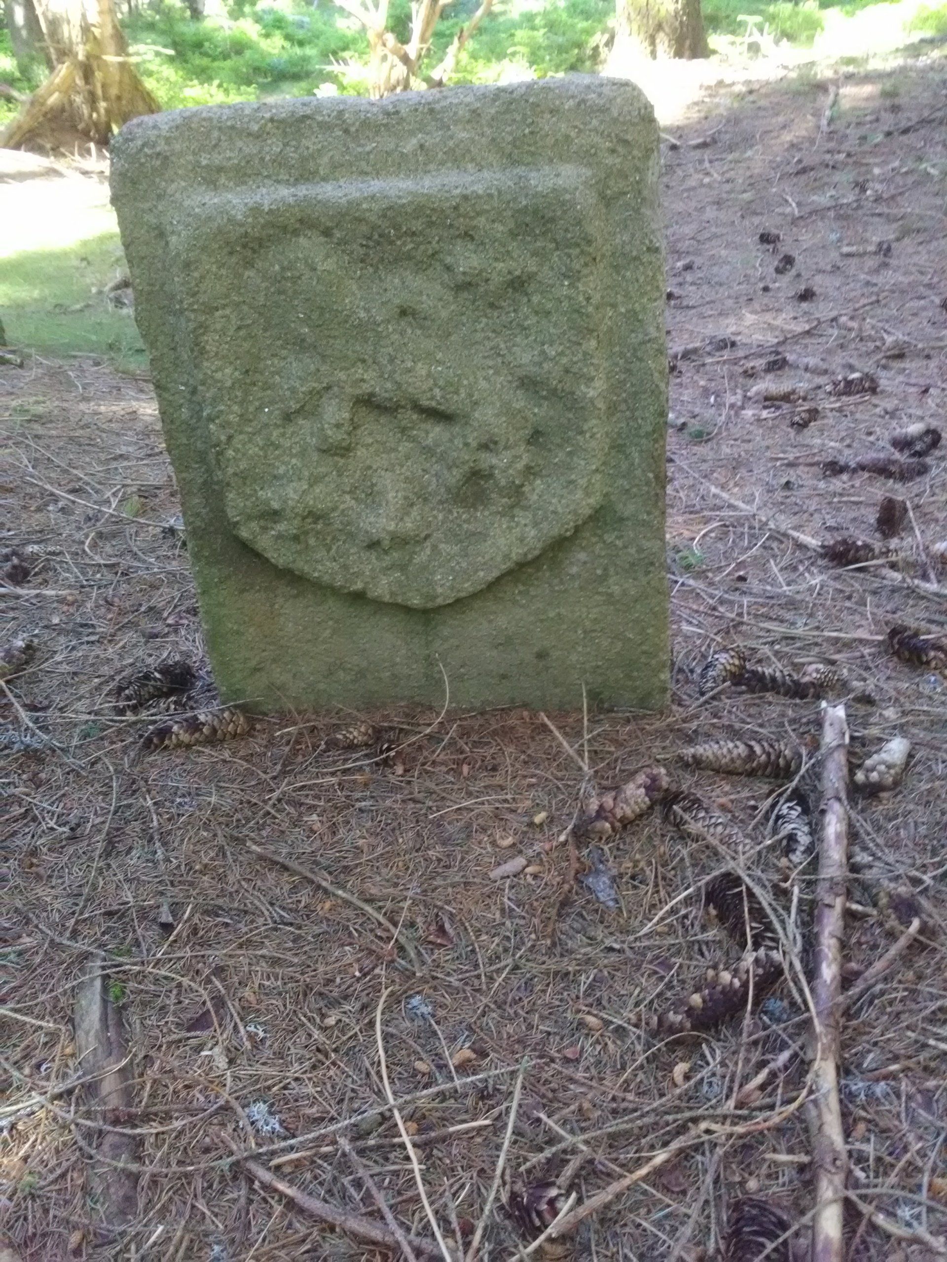 borne armoiriée Notre-Dame de l'Hermitage