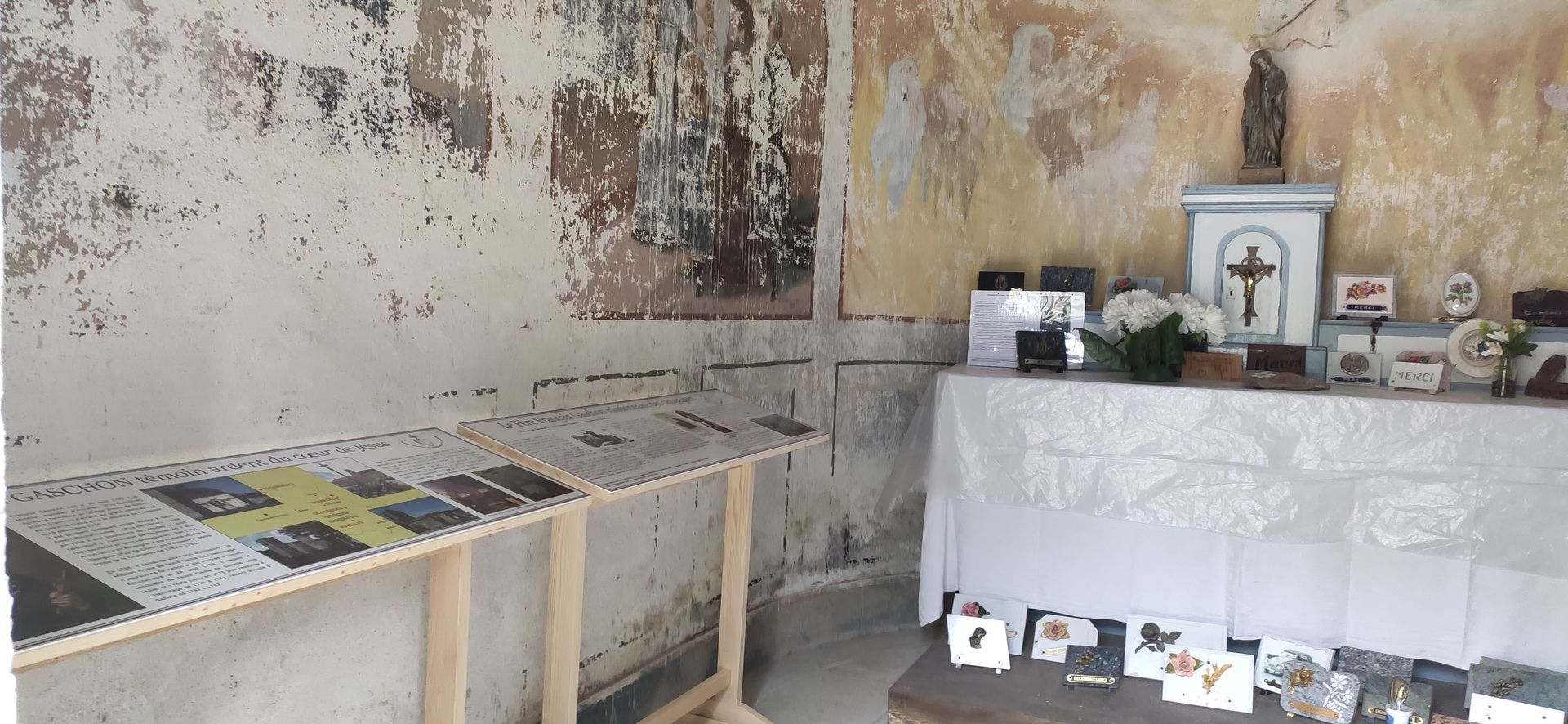 vue de l exposition panneaux chapelle sur le Père François Gaschon notre dame de l 'hermitage à noirétable
