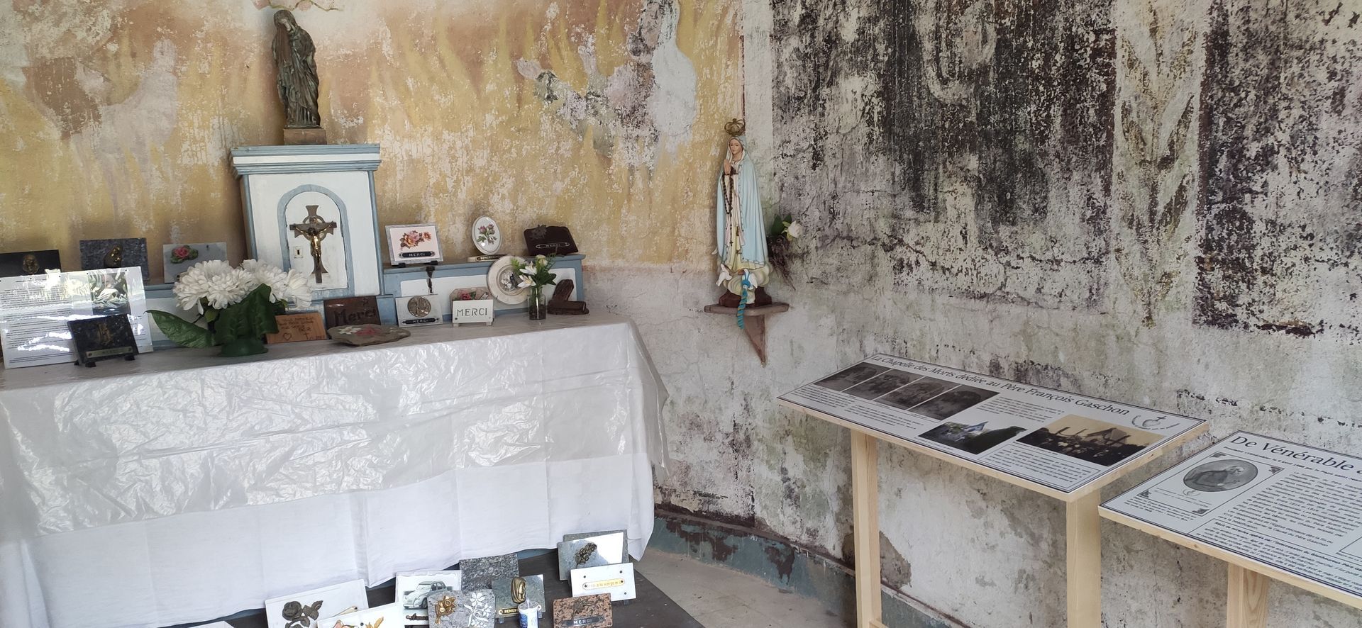 vue exposition panneaux chapelle Père François Gaschon notre dame de l 'hermitage