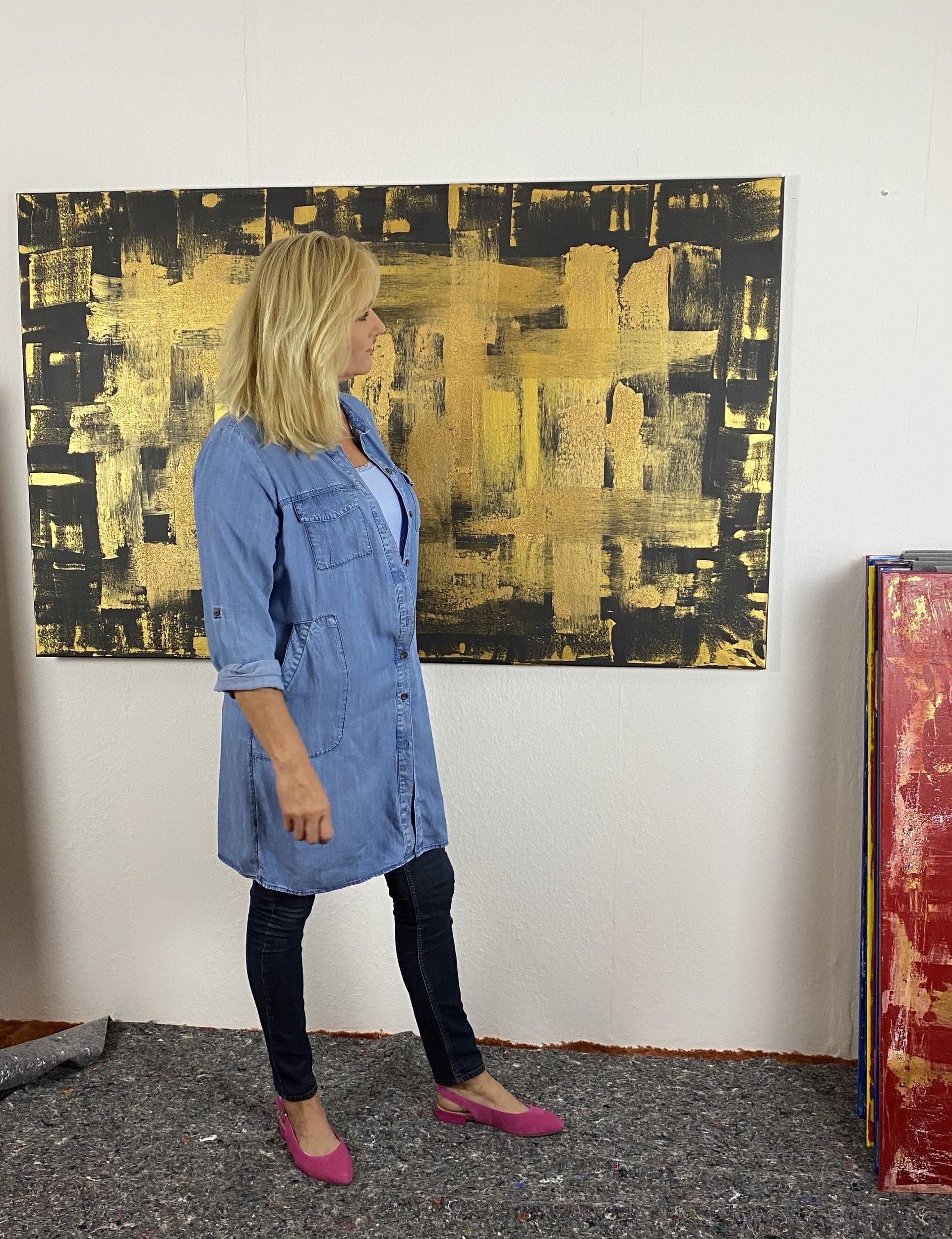 Simone Braun in front of one of her paintings