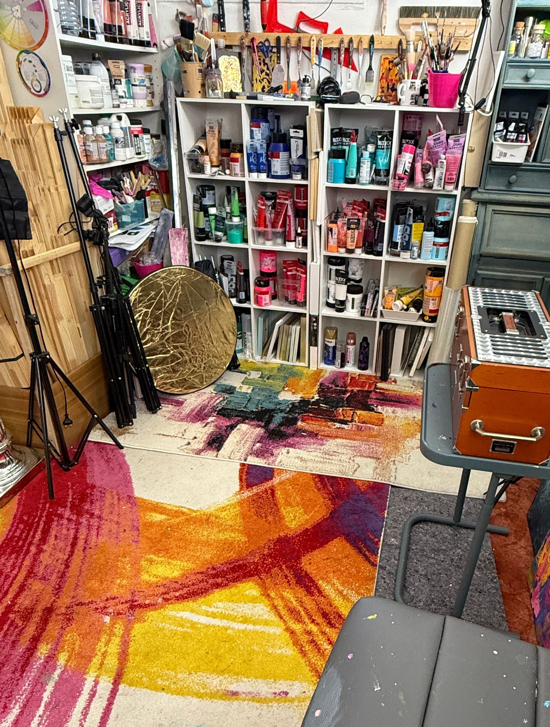 Atelier mit Farben und Keilrahmen