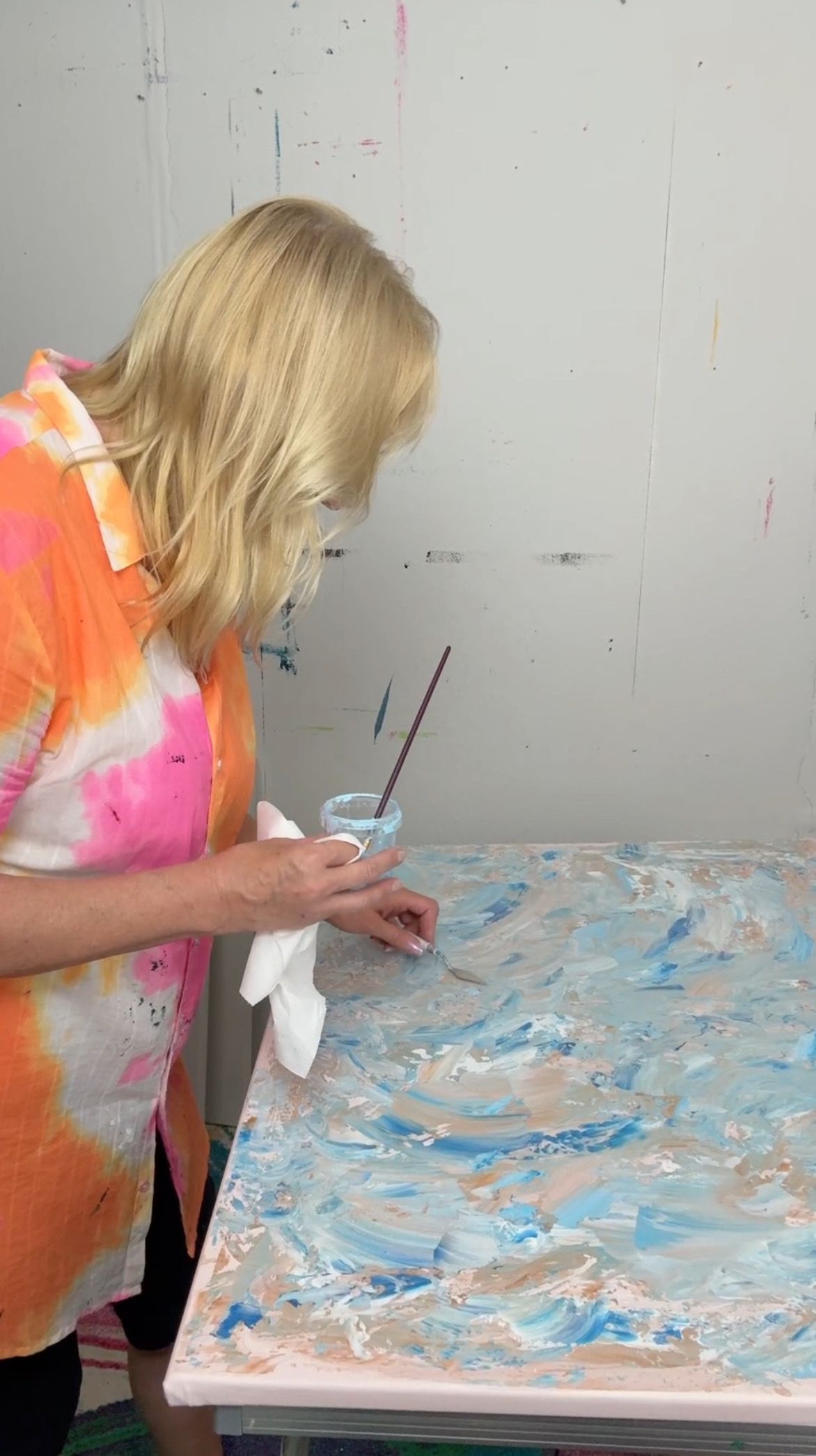Artist Simone Braun in her studio painting
