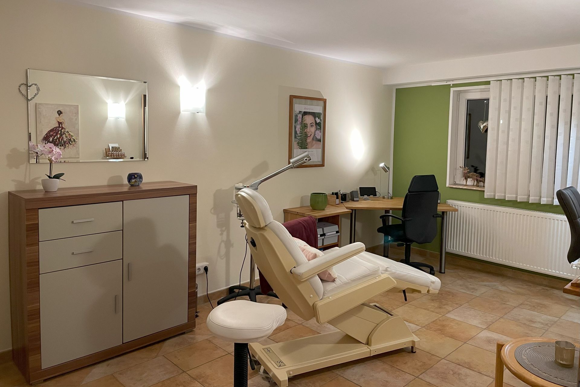 Behandlungsliege in meinem Kosmetikstudio Behandlungsliege in meinem Kosmetikstudio