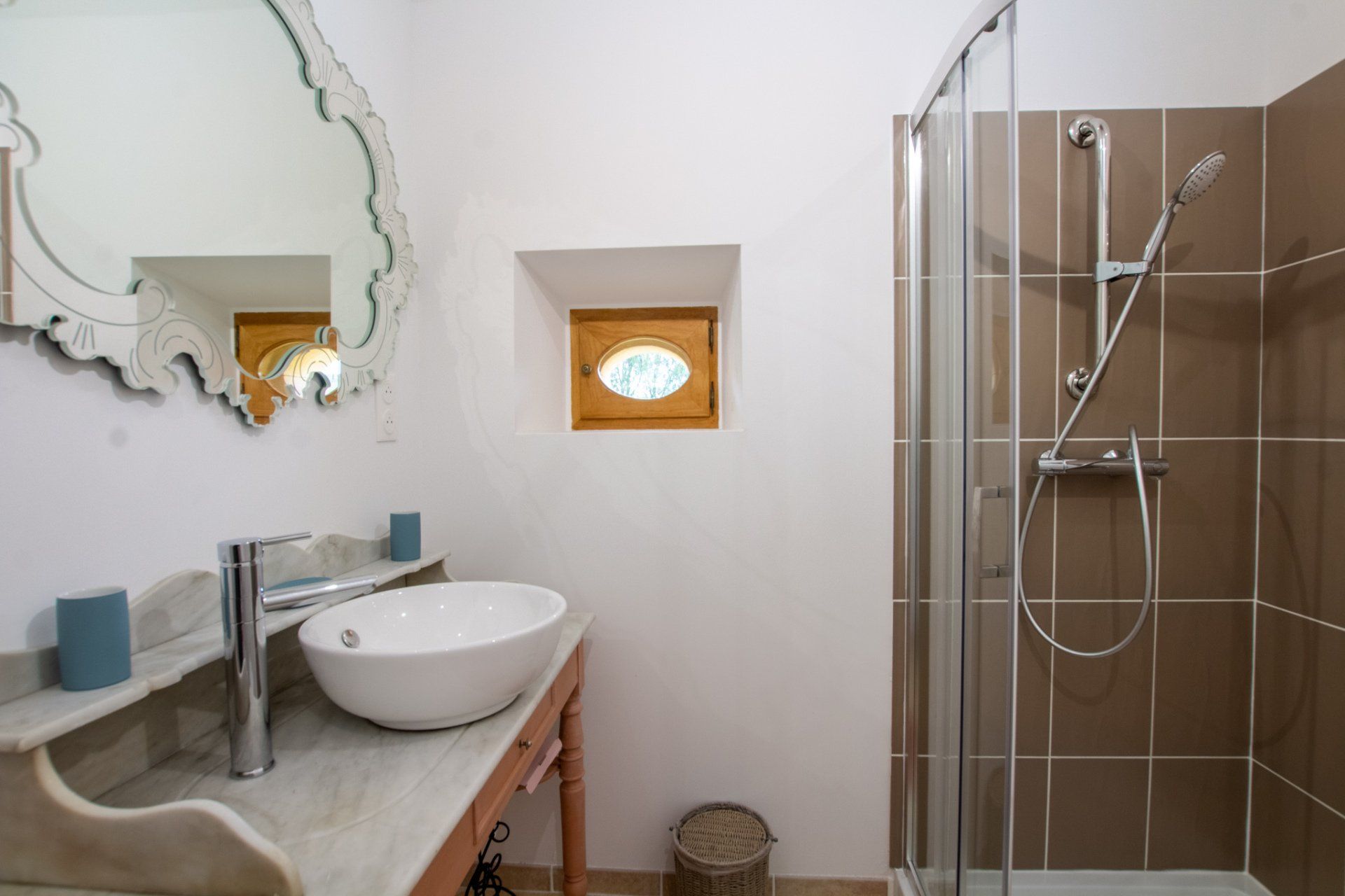 Salle-de--bain-avec-douche