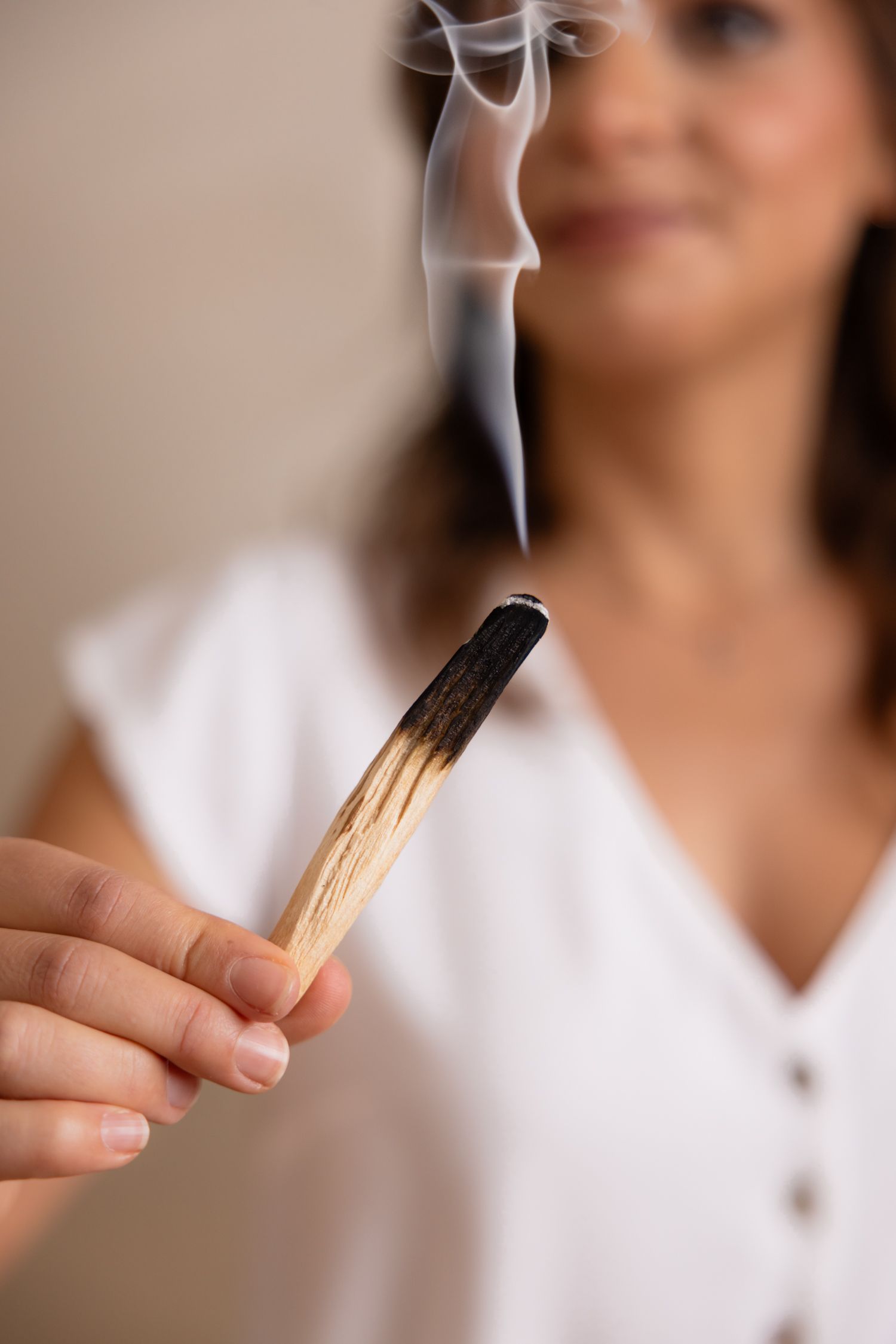 Sarah beim Räuchern mit Palo Santo