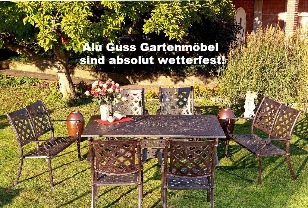 Gartenmöbel aus Metall wie Alu-Guss sind eine hervorragende Wahl für jeden Außenbereich, insbesondere wenn sie pulverbeschichtet sind. Diese spezielle Beschichtung sorgt dafür, dass die Möbel nicht nur optisch ansprechend sind, sondern auch eine hohe Widerstandsfähigkeit gegenüber Witterungseinflüssen aufweisen. Sie sind ideal für den ganzjährigen Einsatz im Freien, da sie Regen, Sonne und Schnee problemlos standhalten können, ohne ihre Stabilität oder ihr Aussehen zu beeinträchtigen.
Ein Gartenmöbel-Set aus Aluguss bietet eine perfekte Kombination aus Leichtigkeit und Robustheit. Aluguss ist bekannt für seine Langlebigkeit und Korrosionsbeständigkeit, was bedeutet, dass Sie sich keine Sorgen über Rost oder Verfärbungen machen müssen. Diese Möbel sind nicht nur funktional, sondern auch stilvoll, und sie verleihen jedem Garten oder Balkon eine moderne und elegante Note.
Der hohe Sitzkomfort ist ein weiteres herausragendes Merkmal dieser wetterfesten Gartenmöbel. Die ergonomische Gestaltung der Stühle und Tische sorgt dafür, dass Sie lange Zeit bequem sitzen können, sei es bei einem gemütlichen Frühstück im Freien oder bei einem festlichen Abendessen mit Freunden und Familie. Die Stabilität der Möbel garantiert, dass sie auch bei windigem Wetter an ihrem Platz bleiben und nicht umkippen.
Die Pflege der pulverbeschichteten Gartenmöbel ist einfach und unkompliziert. In der Regel genügt es, sie mit einem feuchten Tuch abzuwischen, um Schmutz und Staub zu entfernen. Dies macht sie besonders attraktiv für Menschen, die wenig Zeit für die Pflege ihrer Gartenmöbel aufwenden möchten.
Zusammenfassend lässt sich sagen, dass stabile, wetterfeste Gartenmöbel aus Metall eine hervorragende Investition für jeden Garten sind. Sie verbinden Ästhetik mit Funktionalität und bieten Ihnen die Möglichkeit, Ihre Außenbereiche das ganze Jahr über zu genießen, ohne sich um die Unwägbarkeiten des Wetters sorgen zu müssen.
