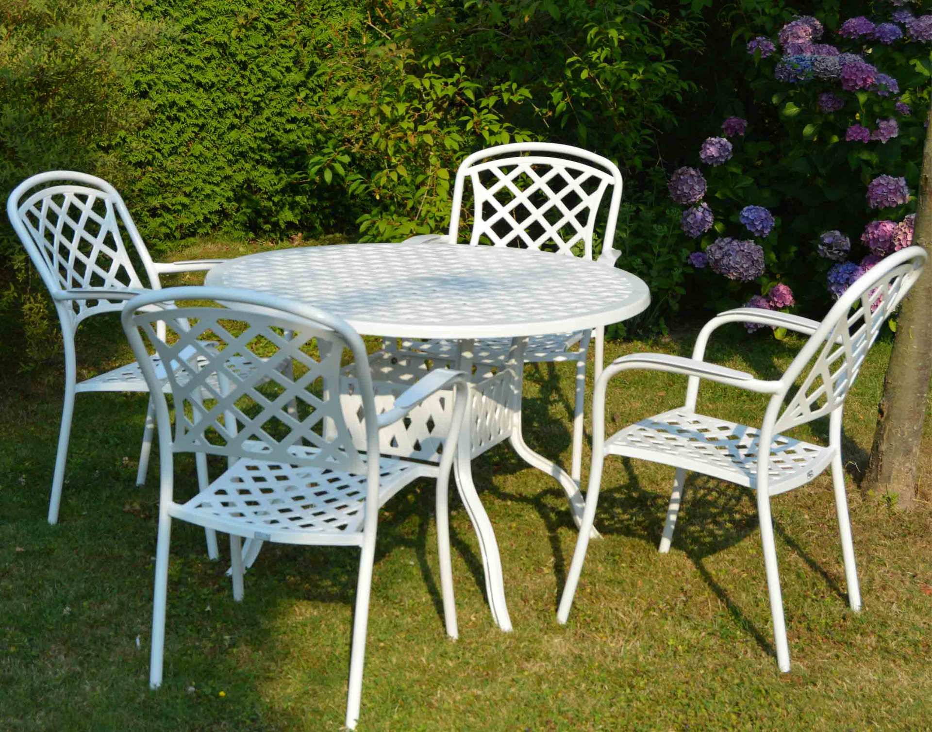 Weiße wetterfeste Gartenmöbel aus Aluminium Guss von finden Sie in Gärten in kleinen und großen Städten wie Würzburg, Erlangen, Nürnberg, Heidelberg, Mannheim, Saarbrücken, Karlsruhe, Heilbronn, Stuttgart, Reutlingen, Ulm, Ingolstadt, Ulm , Augsburg, München Freiburg