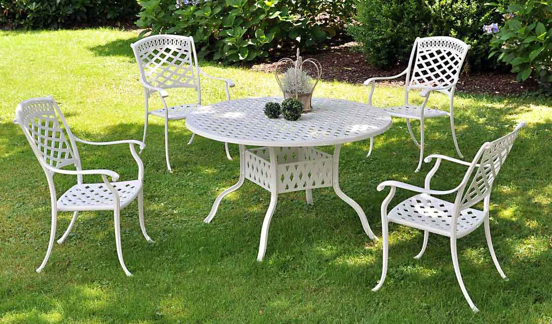 Weiße wetterfeste Gartenmöbel aus Aluminium Guss von finden Sie in Gärten in kleinen und großen Städten wie Kiel, Lübeck, Rostock, Schwerin, Hamburg, Lüneburg, Celle, Hannover, Braunschweig, Magdeburg, Potsdam, Berlin , Cottbus, Dresden, Leipzig, Halle, Göttingen,  Salzgitter.