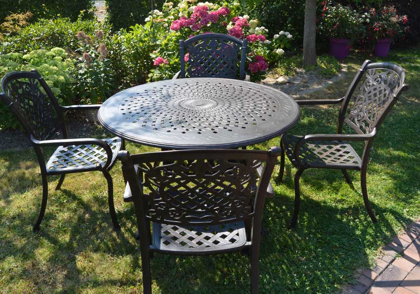 Wetterfeste bequeme Gartenmöbel
Aluminiumguss direkt auf den Punkt bringt:
Eleganz trifft Komfort: Gartenmöbel aus Aluguss
Genießen Sie luxuriösen Komfort im Freien – ohne Kompromisse bei der Haltbarkeit. Unsere Gartenmöbel aus hochwertigem Aluminiumguss vereinen das filigrane Design klassischer Schmiedeeisen-Möbel mit modernster Materialtechnik.
Warum Aluguss die perfekte Wahl ist:
Absolut Wetterfest: Rost hat keine Chance. Ob Regen, Schnee oder intensive Sonne – diese Möbel können das ganze Jahr über draußen bleiben.
Federleichter Komfort: Trotz ihrer massiven Optik ist Aluguss überraschend leicht und lässt sich mühelos umstellen.
Pflegeleicht: Ein feuchtes Tuch genügt. Die hochwertige Pulverbeschichtung schützt vor Kratzern und bleibt über Jahre farbecht.
Bequemes Design: Ergonomisch geformte Sitzflächen und Rückenlehnen sorgen auch ohne dicke Polster für ein erstklassiges Sitzgefühl.
Verwandeln Sie Ihren Garten in eine zeitlose Wohlfühloase. Jetzt entdecken und entspannt zurücklehnen
