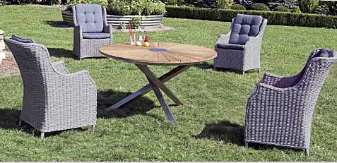 Ein runder Gartentisch Teak Edestahl mit Polyrattan Geflechtsessel Salinas in der Geflechtfarbe rustic-vintage