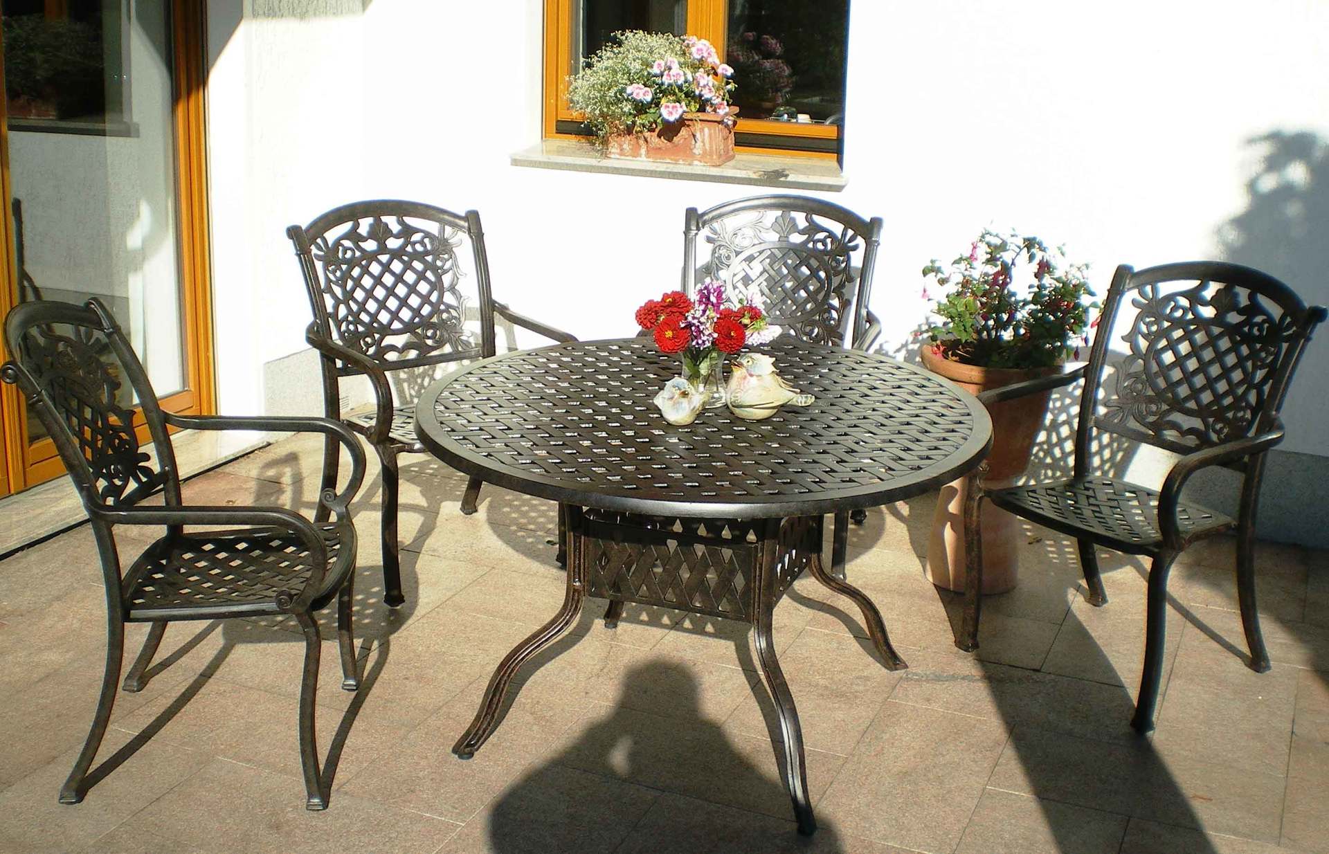 Stabile, wetterfeste Gartenmöbel aus Aluminium Guss von finden Sie in Gärten in kleinen und großen Städten wie Recklinghausen Göttingen Halle Leipzig Dresden, Chemnitz, Zwickau Gera, Erfurt, Kassel, Dortmund, Düsseldorf, Remscheid, Köln, Siegen, Koblenz, Wiesbaden Mainz, Frankfurt,